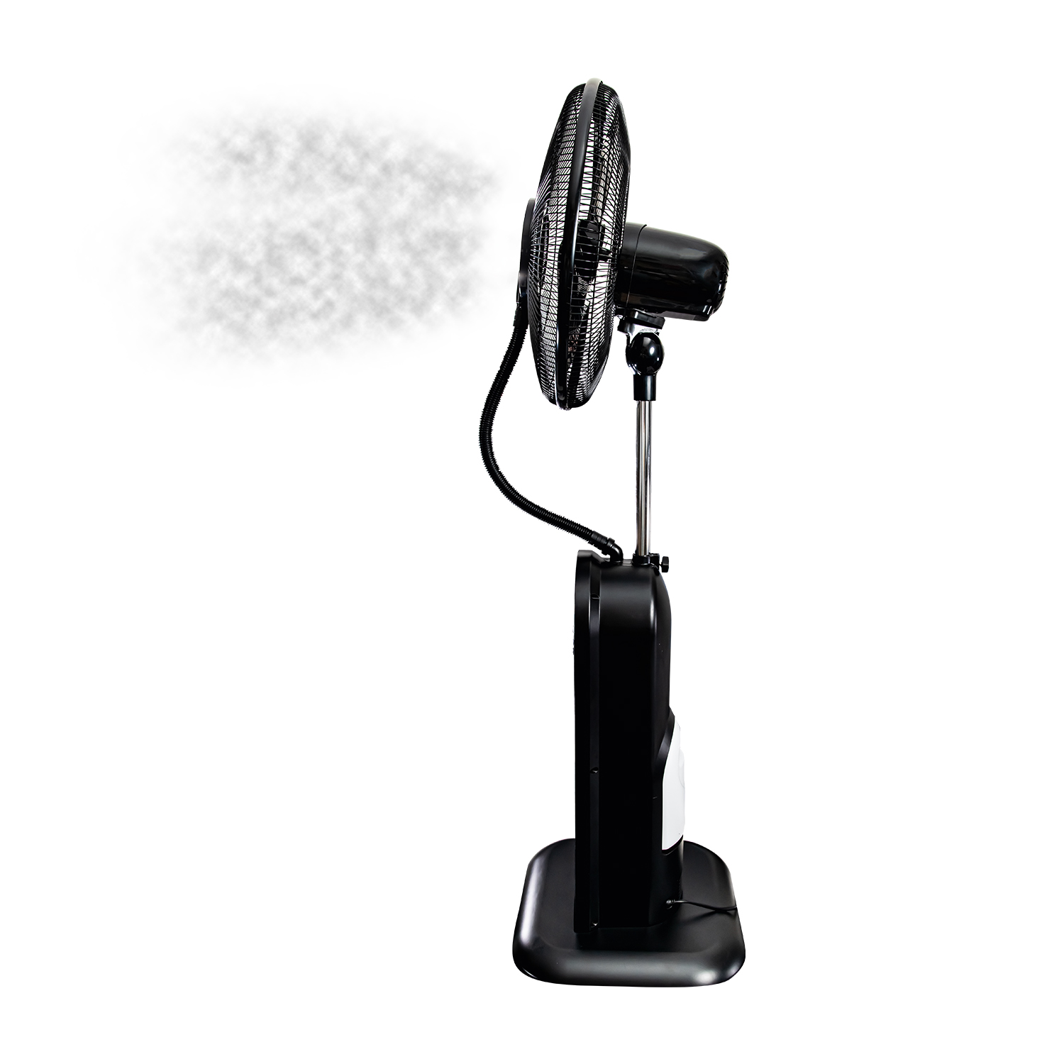 Ein schwarzer Oszillationsventilator mit Nebelfunktion. Er steht vor weißem Hintergrund. Nebel kommt aus dem Ventilator.