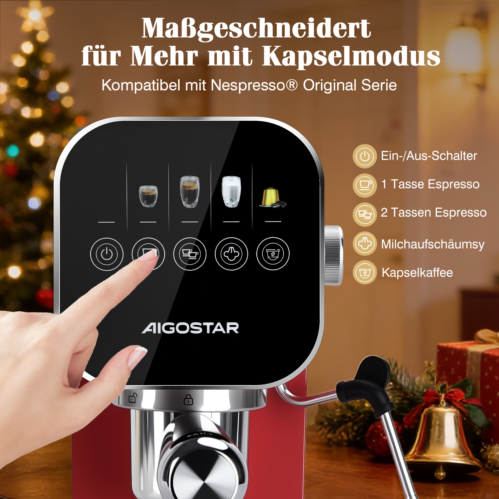 Rote Kaffeemaschine mit schwarzem Bedienfeld. Eine Hand zeigt auf eine Taste. Der Hintergrund hat einen Weihnachtsbaum und Geschenke.