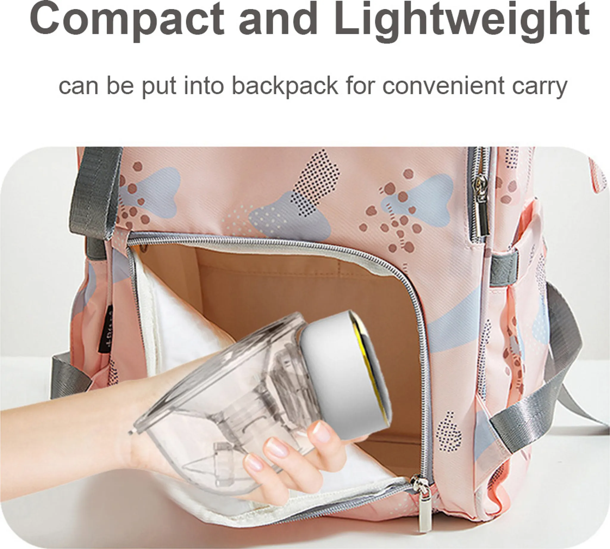Hand legt eine transparente Flasche mit weißem Deckel in einen rosa Rucksack. Der Rucksack ist offen und hat einen grauen Gurt.