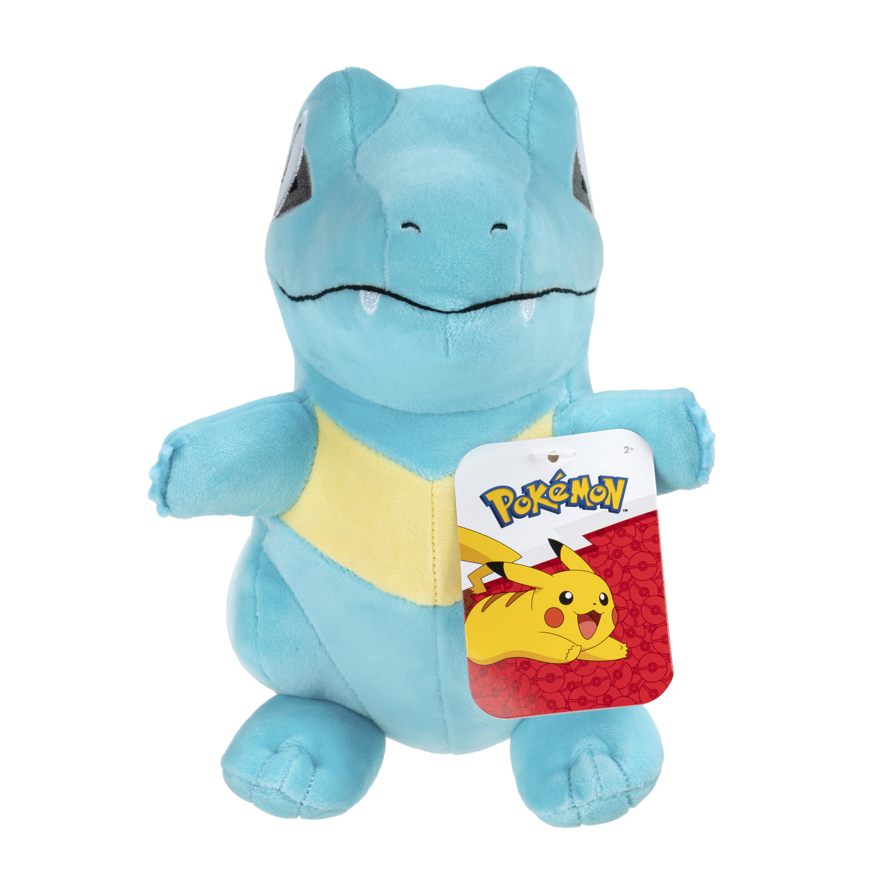 Ein blaues Totodile-Plüschtier mit gelbem Bauch. Ein Pokémon-Etikett hängt mit Pikachu daran.