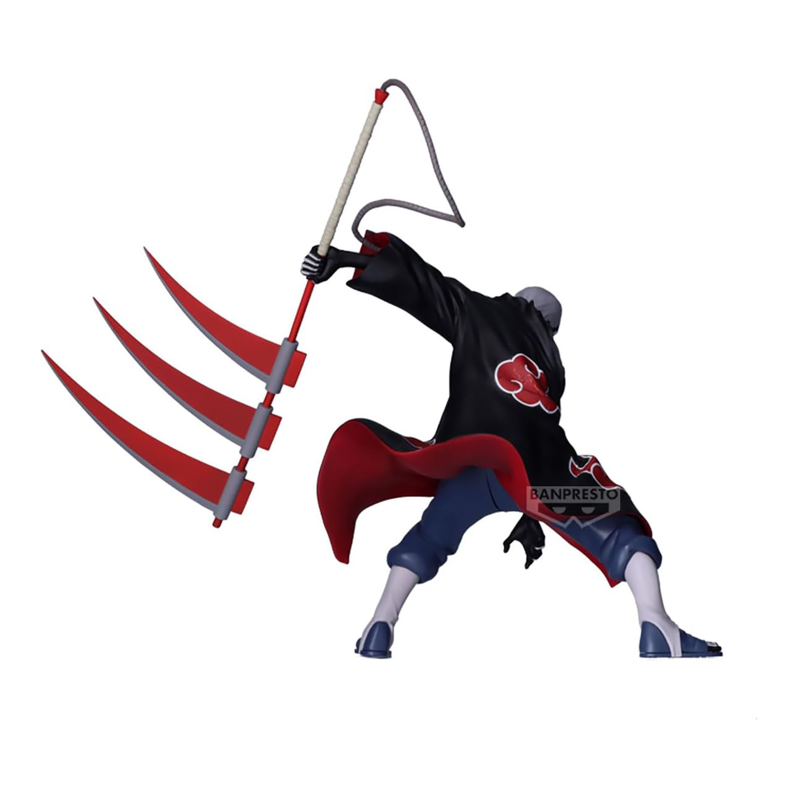 Figur einer Figur mit einer Sense. Er trägt eine schwarze Robe mit roter Innenschicht und blauer Hose. Weißer Hintergrund.