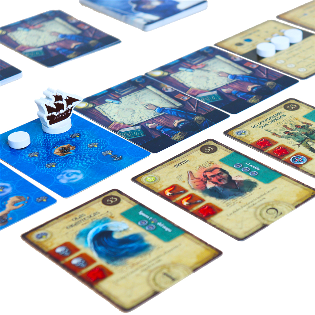 Juego de mesa con cartas y una pieza de barco. Las cartas presentan ilustraciones de mapas, figuras y elementos marinos, dispuestos sobre una superficie blanca.