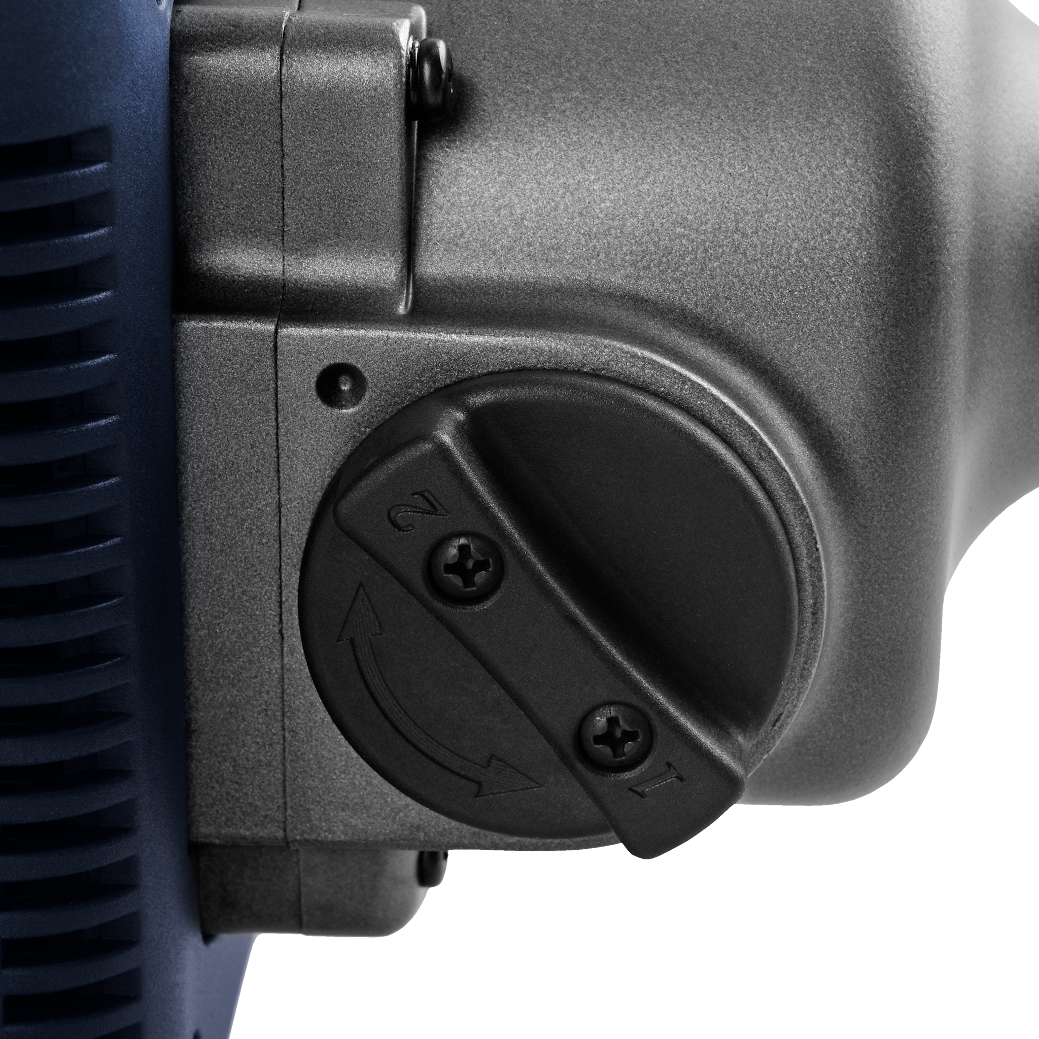 Zbliżenie elementu elektronarzędzia. Czarna tarcza z cyframi i strzałką na szarej metalowej powierzchni.