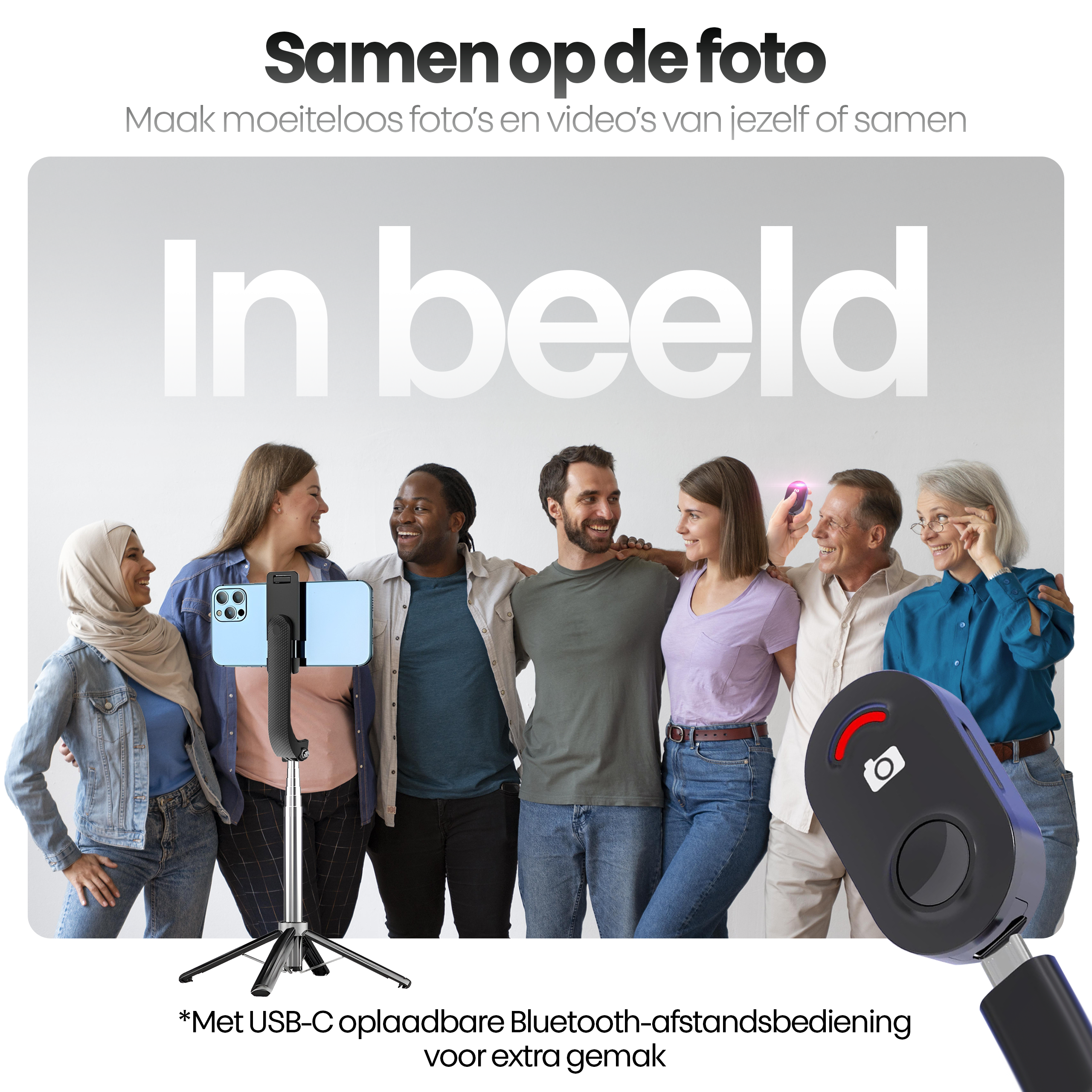 Groep diverse mensen die lachen, samen poseren. Een telefoon op een statief staat in het midden. Een afstandsbediening staat rechts.