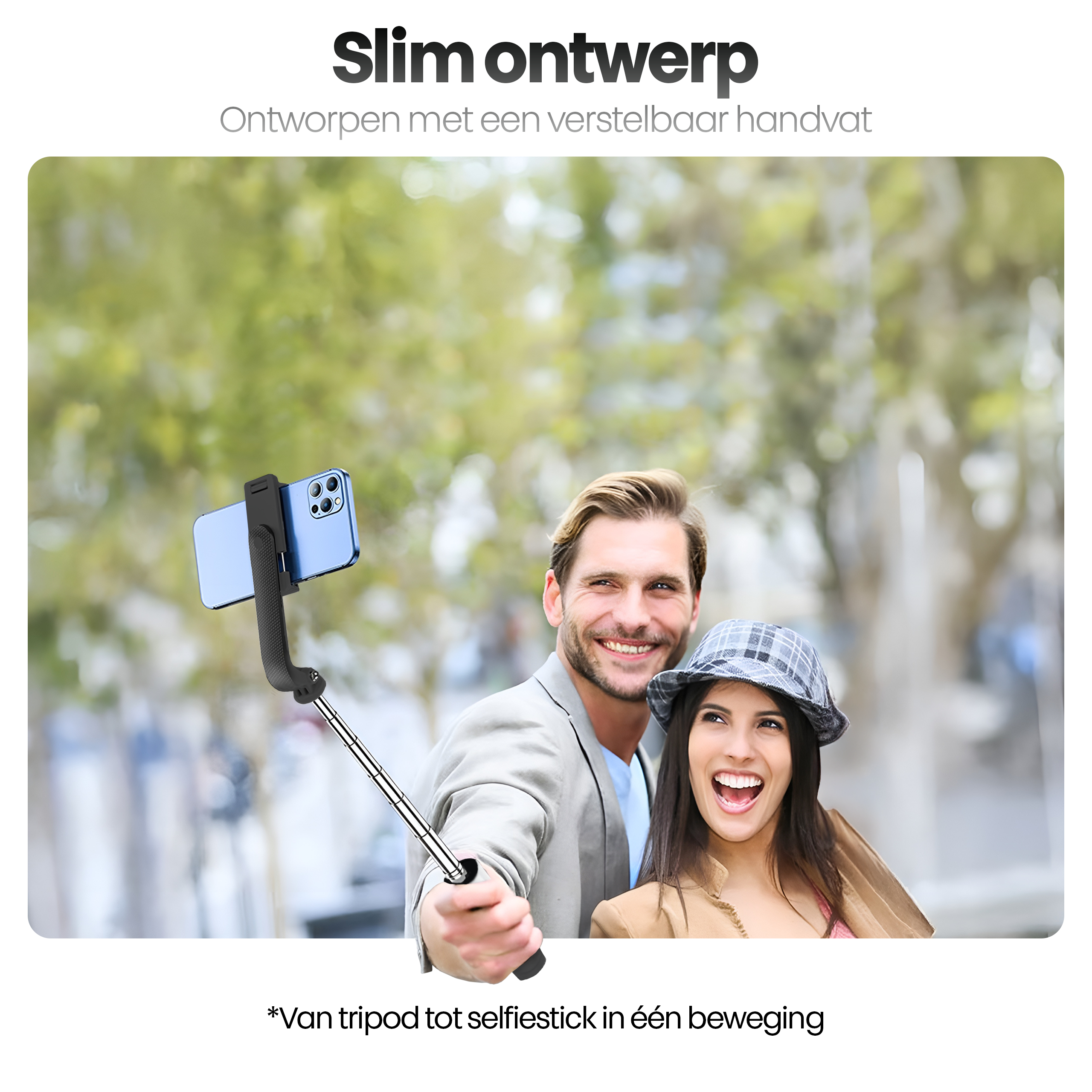 Een stel glimlacht terwijl ze een selfiestick met een telefoon vasthouden. Achtergrond is wazig groen.