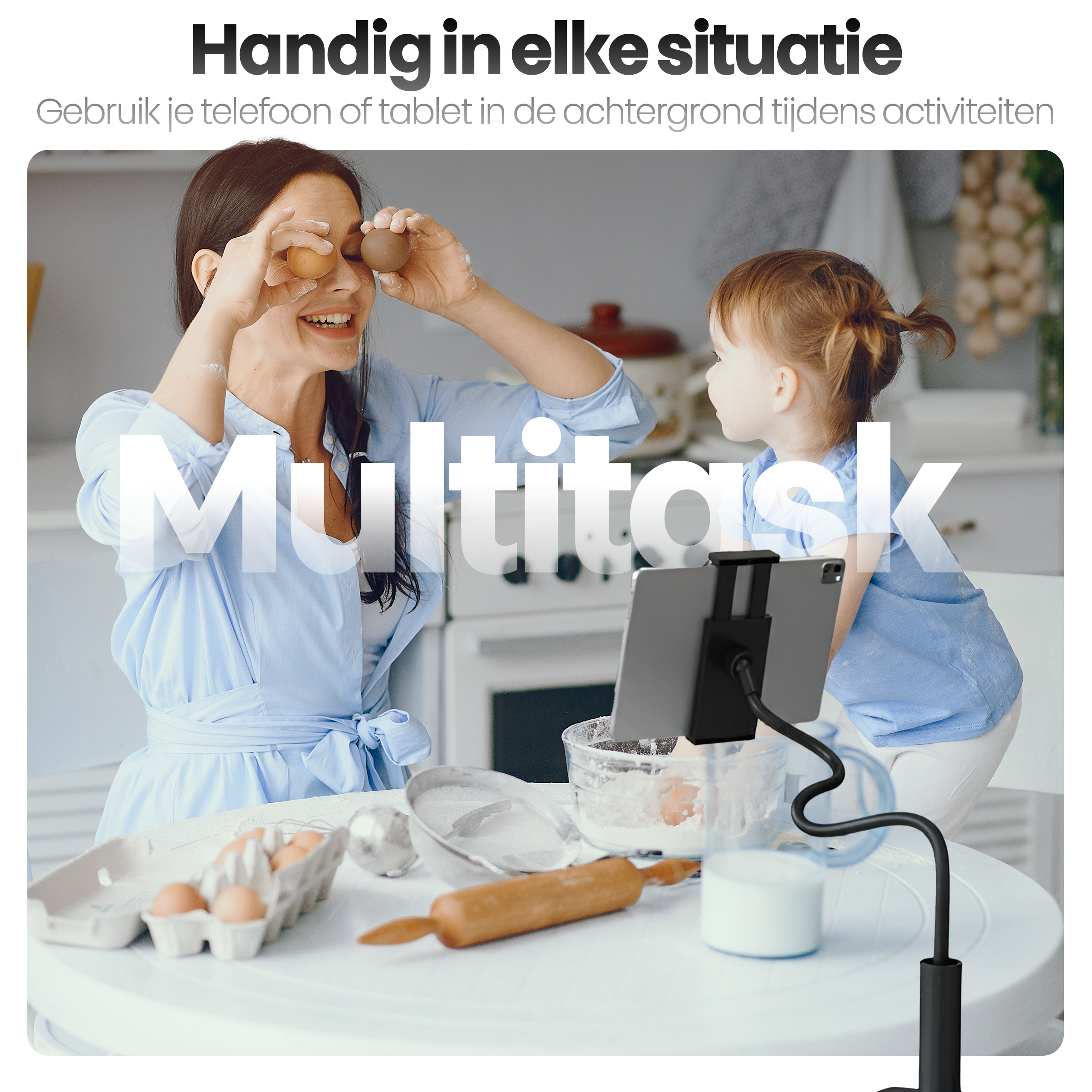 Een vrouw en een kind zijn in de keuken, een tablet staat op een standaard, eieren en bloem op tafel.