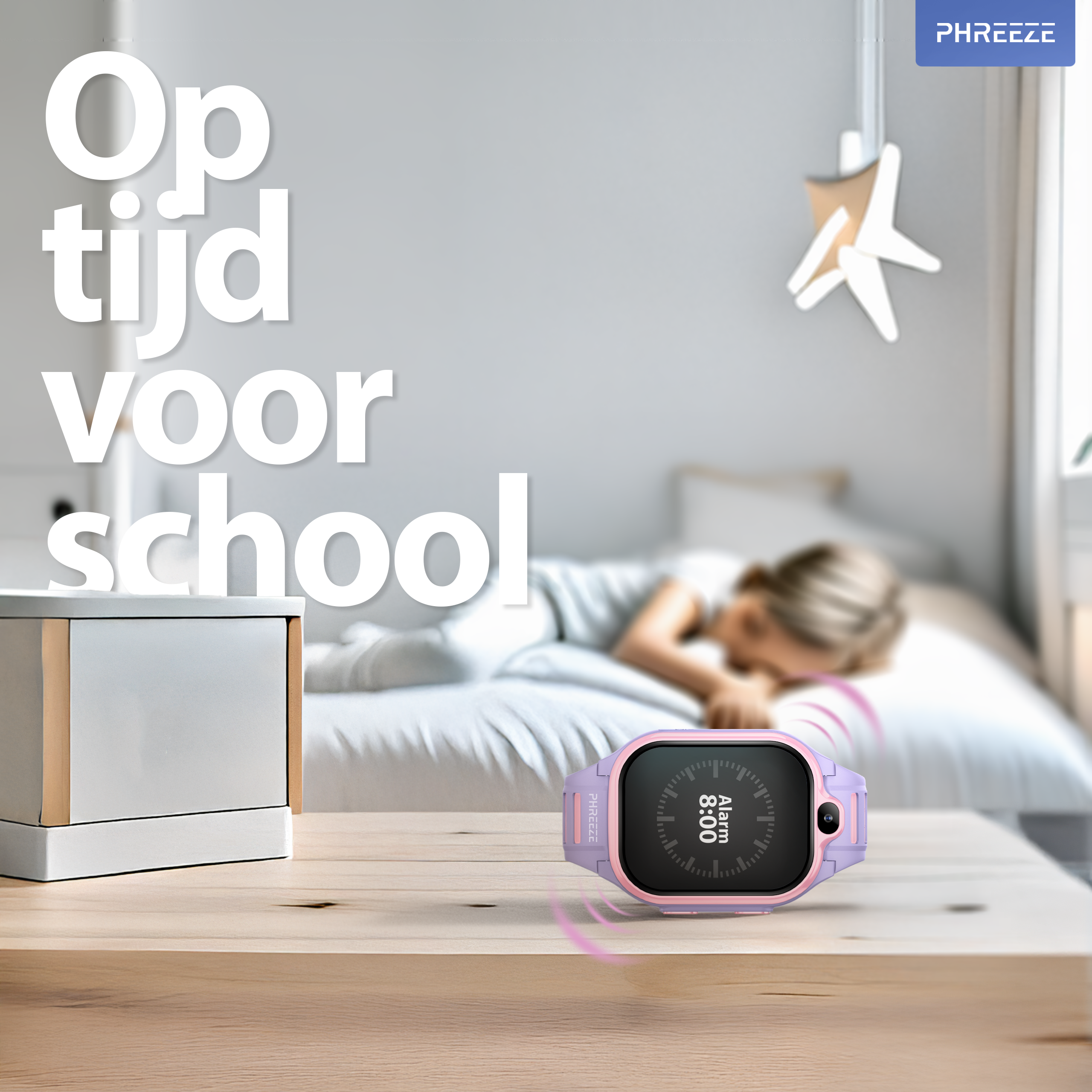 Een smartwatch toont 8:00 op een houten tafel, met de tekst 'Op tijd voor school'. Op de achtergrond slaapt een persoon.