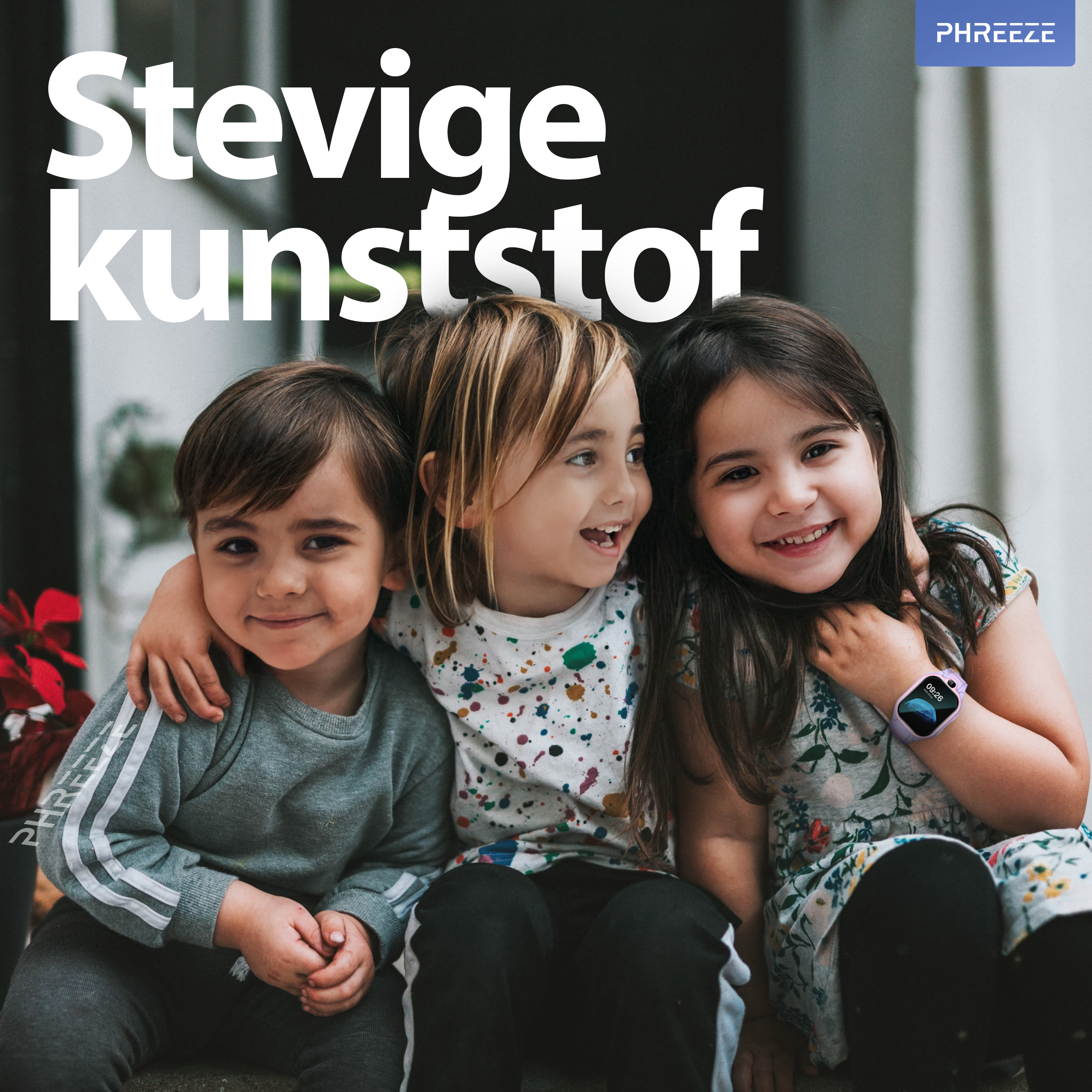 Drie lachende kinderen, die elkaar omarmen. Eén draagt een horloge. Tekst: 'Stevige kunststof'.
