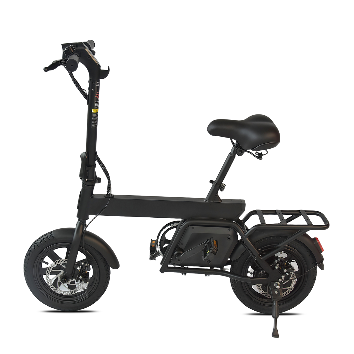 Ein schwarzes Elektrofahrrad, von der Seite gesehen. Es hat einen Sitz, Lenker, Räder und einen Gepäckträger hinten, vor weißem Hintergrund.