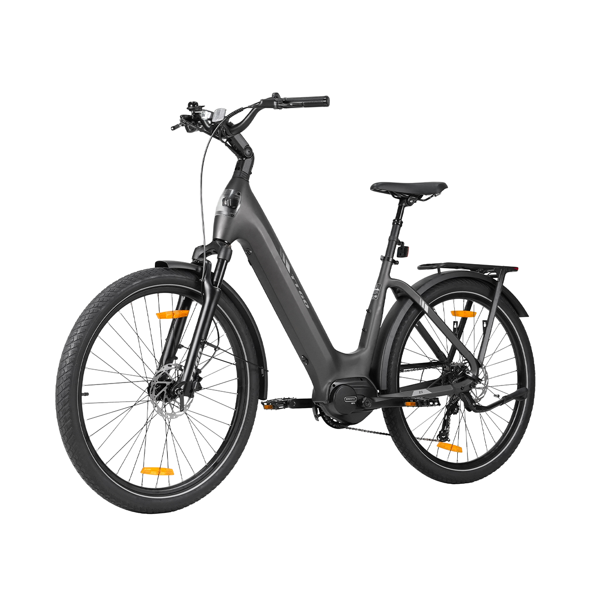 Szary rower elektryczny na białym tle. Ma duże opony, czarne siodełko i bagażnik nad tylnym kołem.