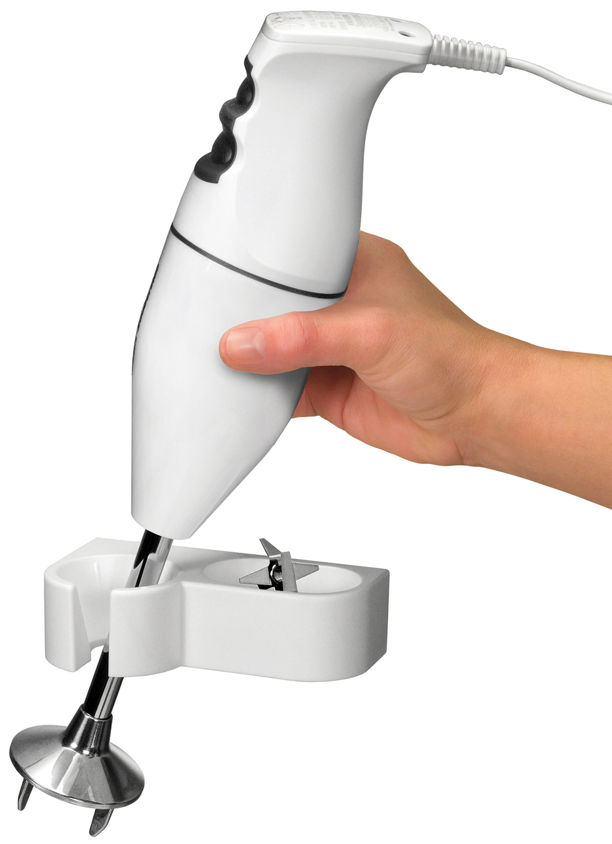 Ein weißer Stabmixer wird von einer Hand gehalten. Unten befindet sich eine weiße Basis mit Klingen. Oben ist ein Kabel angeschlossen.