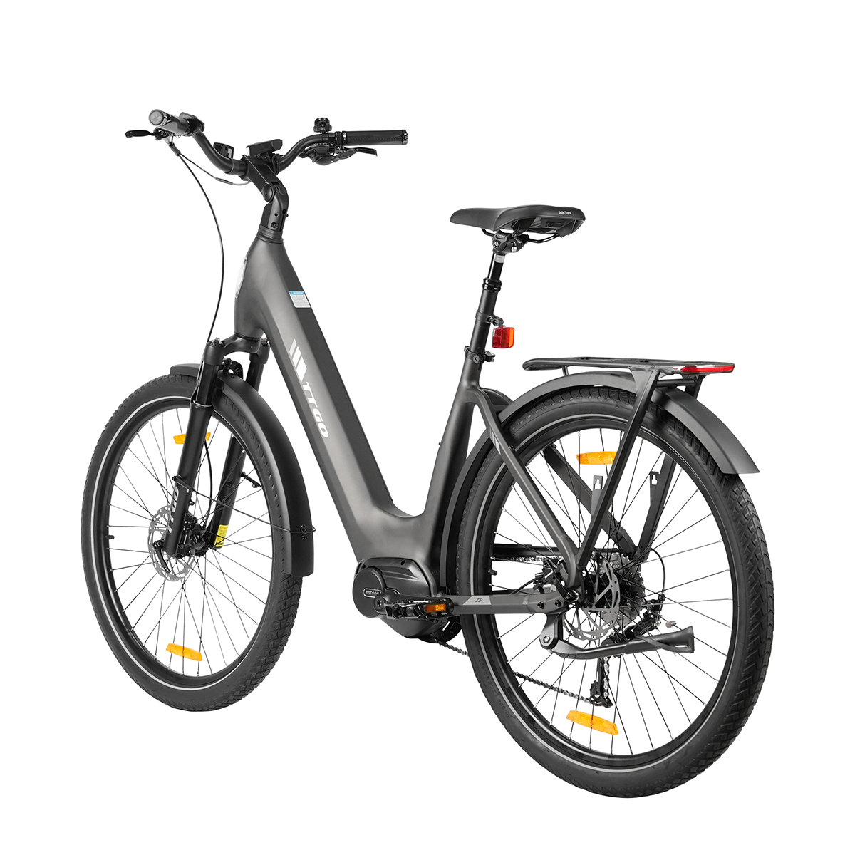 Szary rower elektryczny na białym tle. Ma czarne opony, siedzenie i bagażnik. Marka to TTGO.