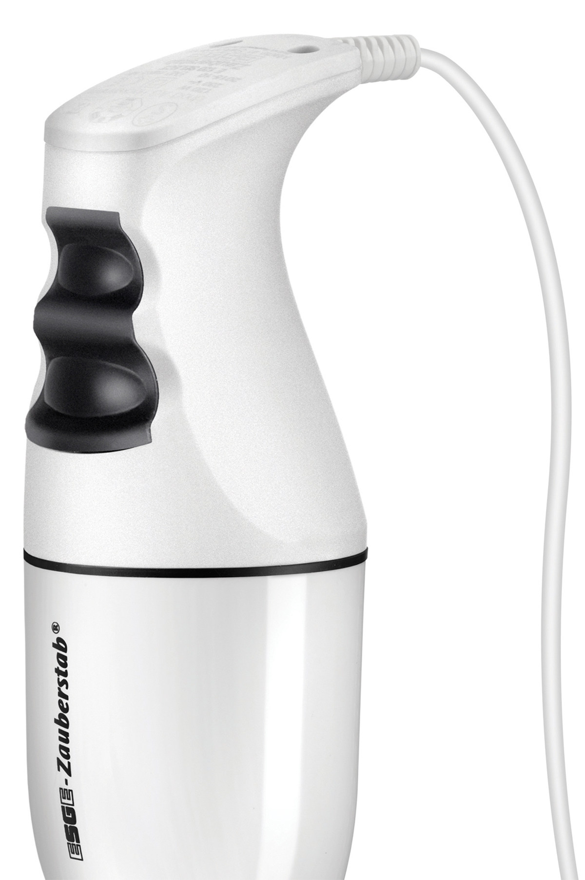Ein weiß-schwarzer Stabmixer mit Kabel. Der Griff hat einen schwarzen Griff. Der Markenname ist unten aufgedruckt.
