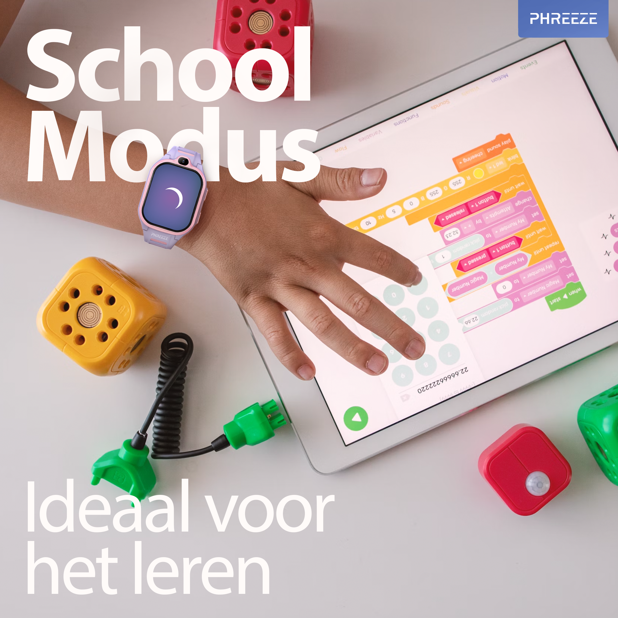 Een kind gebruikt een tablet met een codeerinterface. Verschillende gekleurde blokken en een smartwatch zijn zichtbaar.