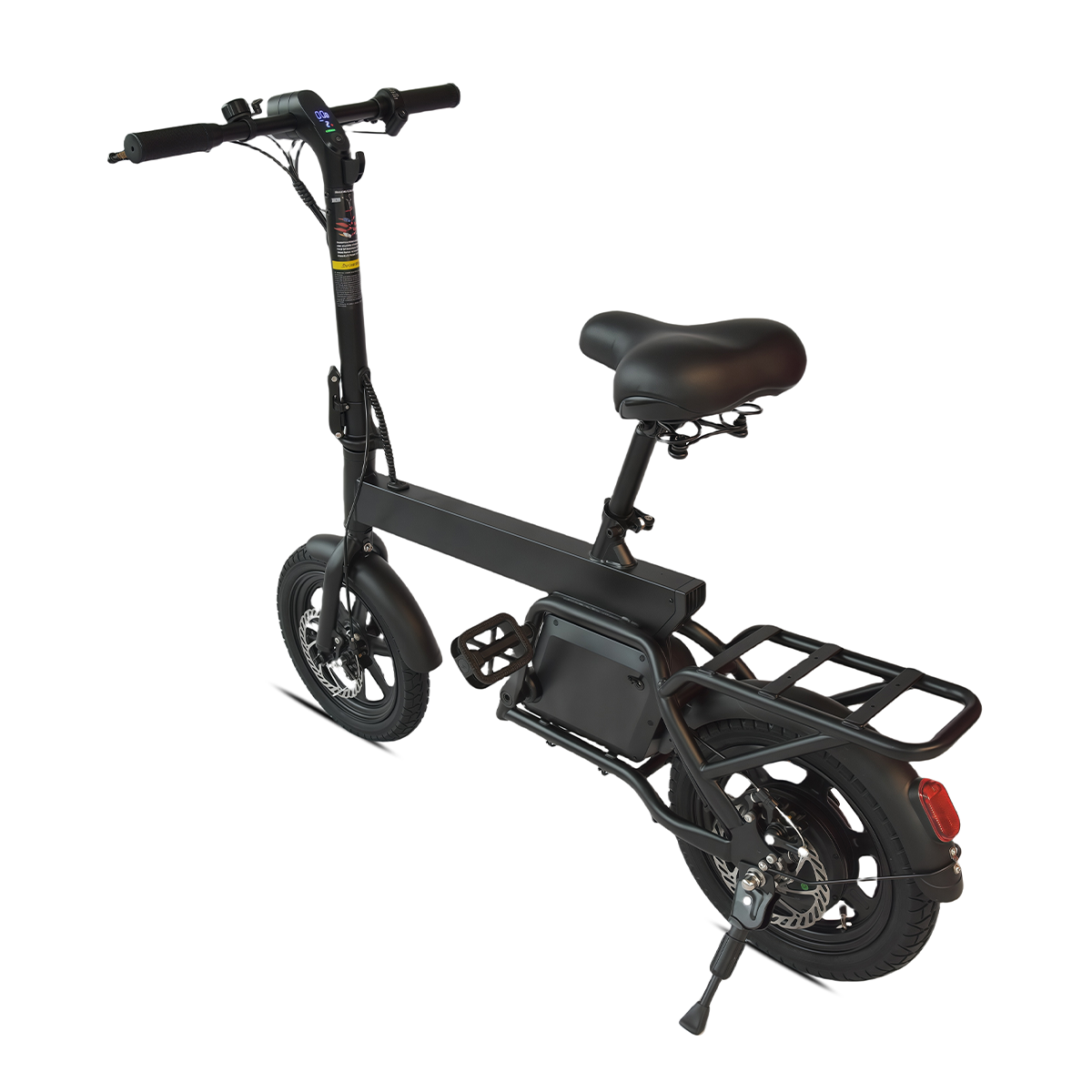 Czarny skuter elektryczny na białym tle. Ma siedzenie, kierownicę, tylny bagażnik i podpórkę. Opony mają czarne felgi.