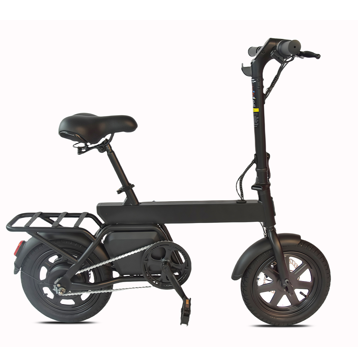 Czarny rower elektryczny z siodełkiem, kierownicą, kołami i tylnym bagażnikiem na białym tle.