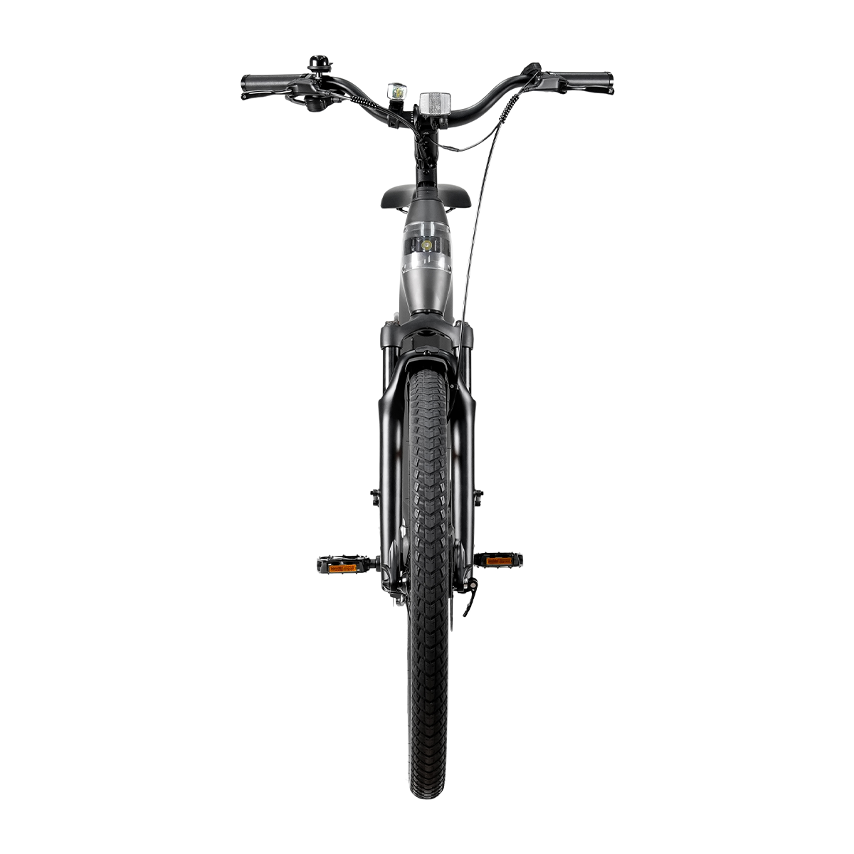 Czarny rower elektryczny, przodem. Kierownica, światła i przednia opona widoczne na białym tle.