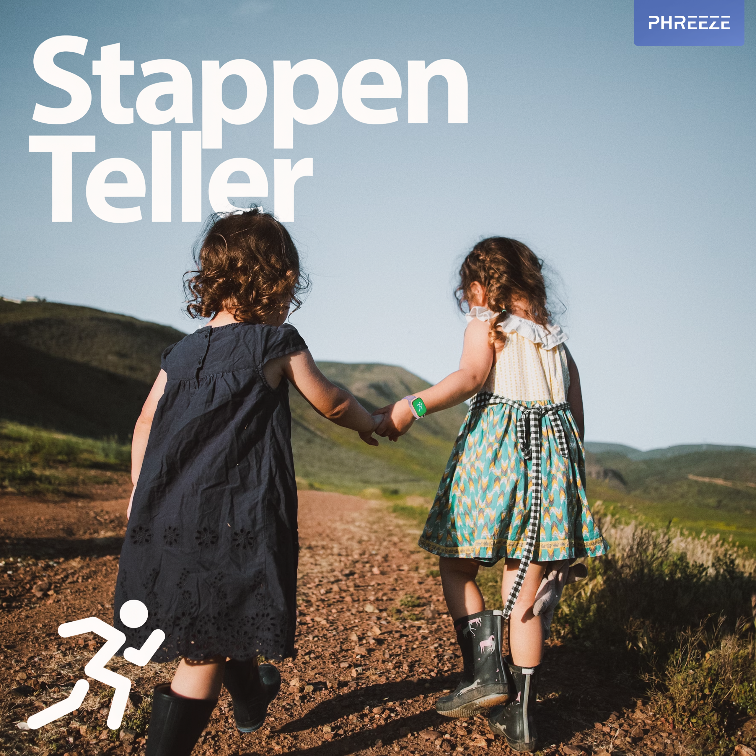 Twee jonge meisjes houden elkaars hand vast en lopen op een zandpad richting groene heuvels. De lucht is blauw en helder.