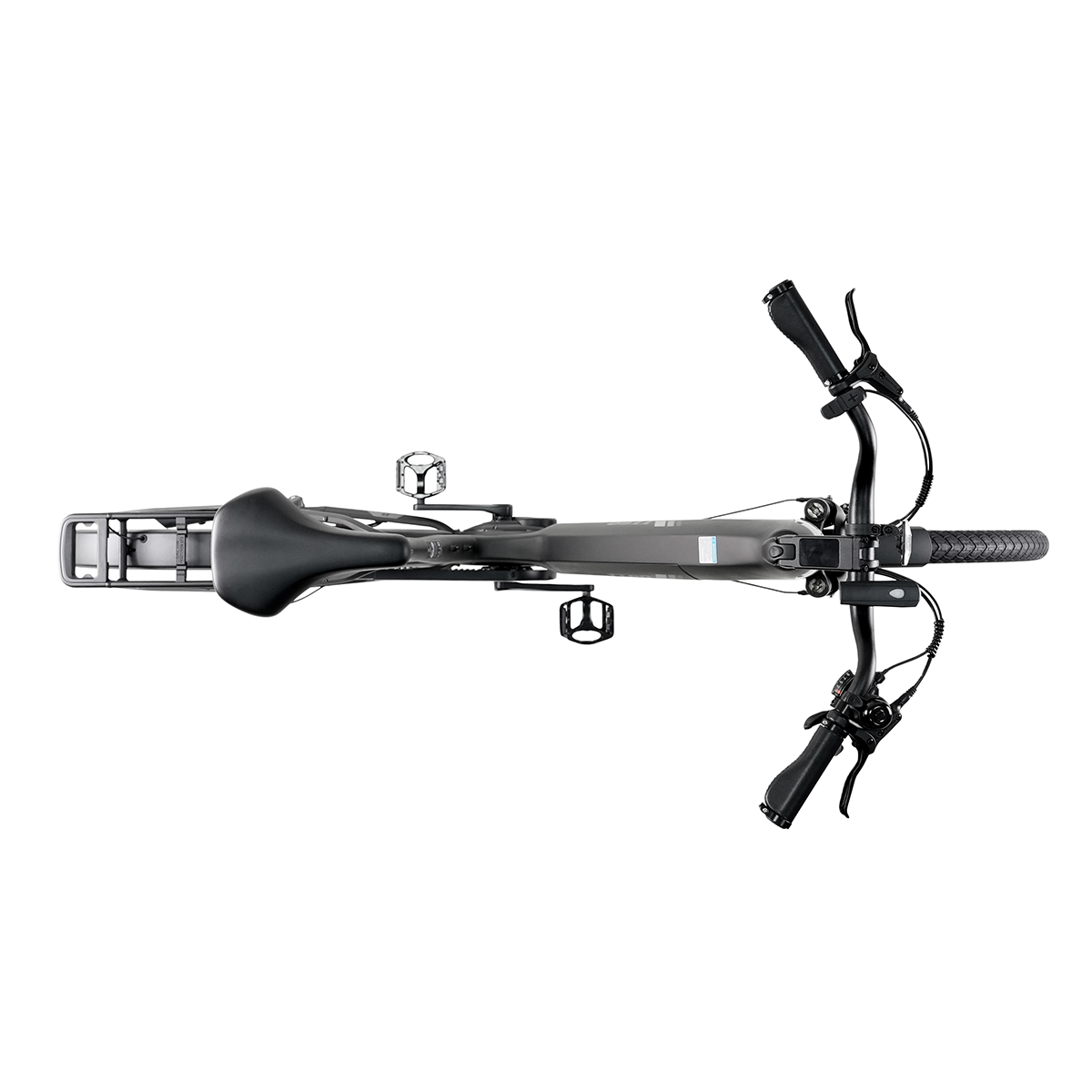 Widok z góry na szary rower elektryczny. Zawiera czarne siodełko, kierownicę, pedały i bagażnik, wszystko na białym tle.