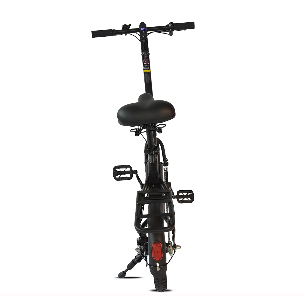 Czarny skuter elektryczny pokazany jest od tyłu. Ma siedzenie, pedały, tylny bagażnik i czerwone światło tylne.