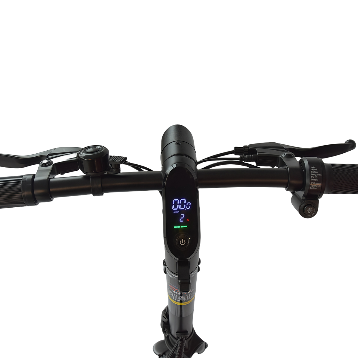 Czarna kierownica skutera elektrycznego z wyświetlaczem pokazującym prędkość i poziom naładowania baterii. Widoczne elementy sterowania i dźwignie. Białe tło.