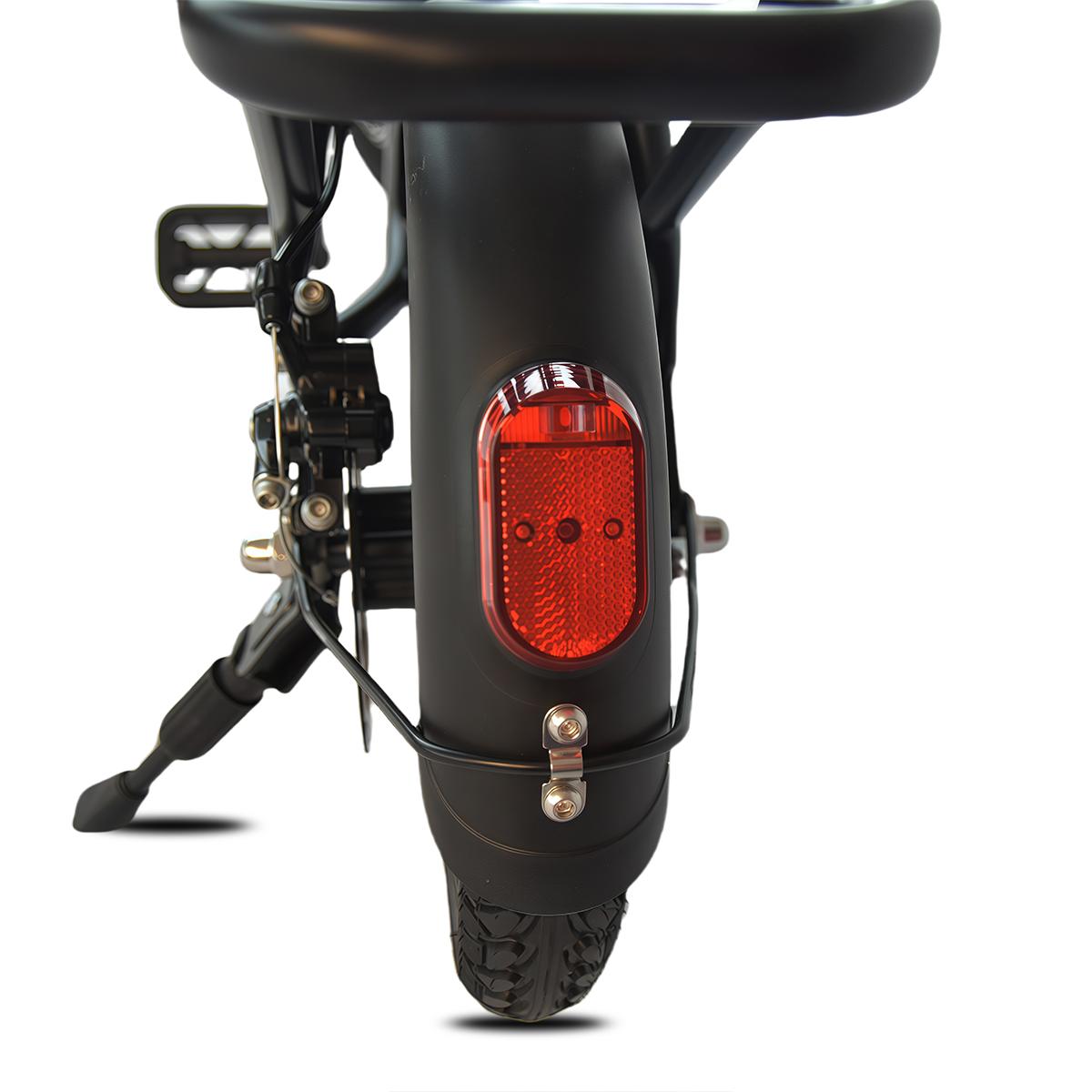 Widok z tyłu czarnej hulajnogi elektrycznej. Czerwony odblask na czarnym błotniku. Opona jest czarna.