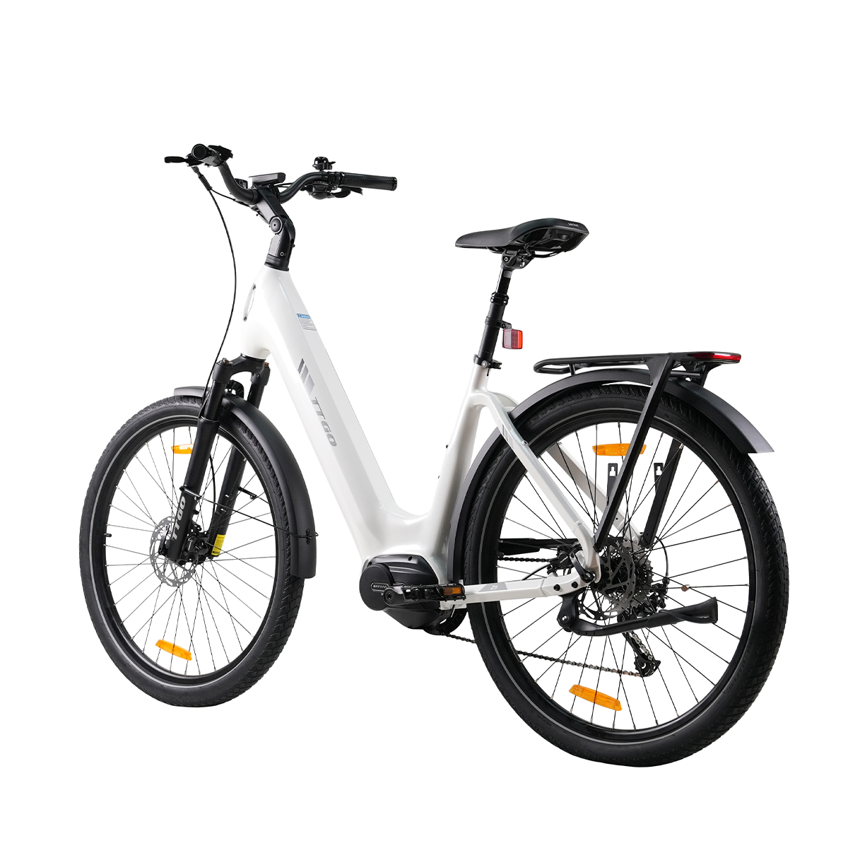 Biały rower elektryczny z czarnymi oponami, siodełkiem i kierownicą. Ma tylny bagażnik i pomarańczowe odblaski. Tło jest białe.