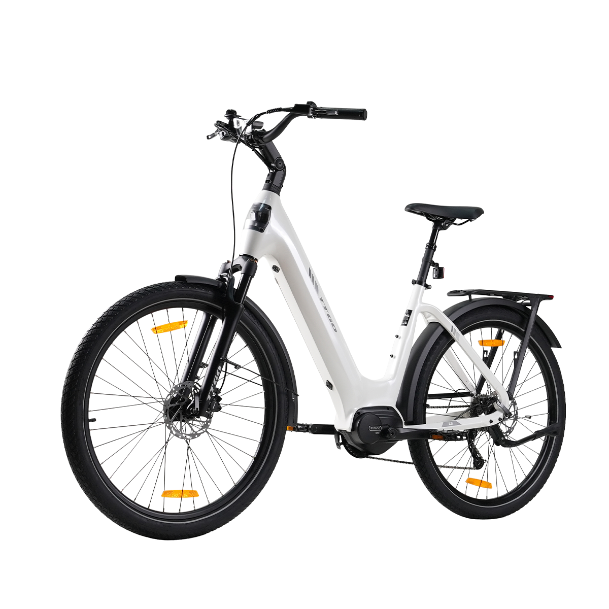 Biały rower elektryczny. Czarne opony, siodełko i kierownica. Pomarańczowe odblaski na kołach. Izolowany na białym tle.