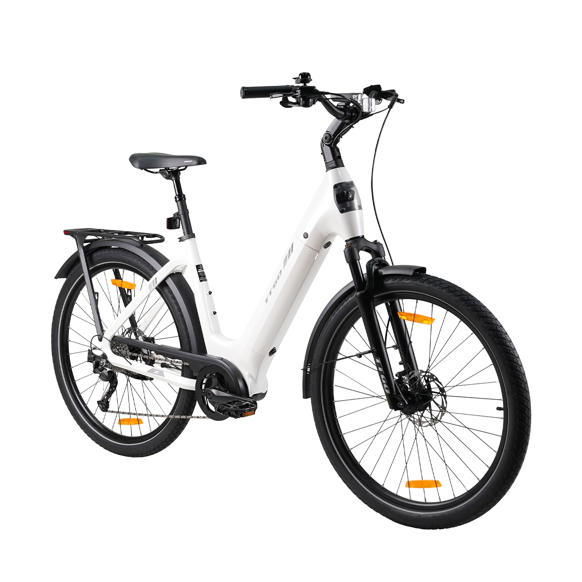 Biały rower elektryczny z czarnymi oponami i komponentami jest odizolowany na białym tle. Ma siodełko, kierownicę i bagażnik.