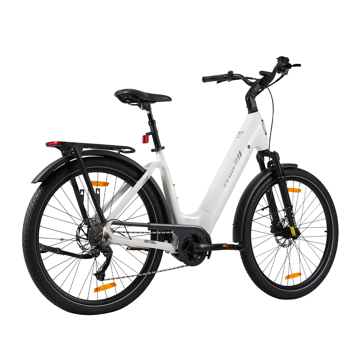 Biały rower elektryczny z czarnymi oponami i komponentami. Ma tylny bagażnik, błotniki i pomarańczowe odblaski na kołach.