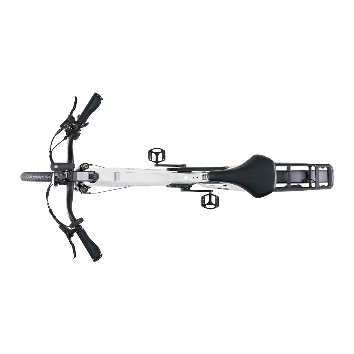 Widok z góry na biały rower elektryczny na białym tle. Widoczne czarne siodełko, kierownica i pedały.