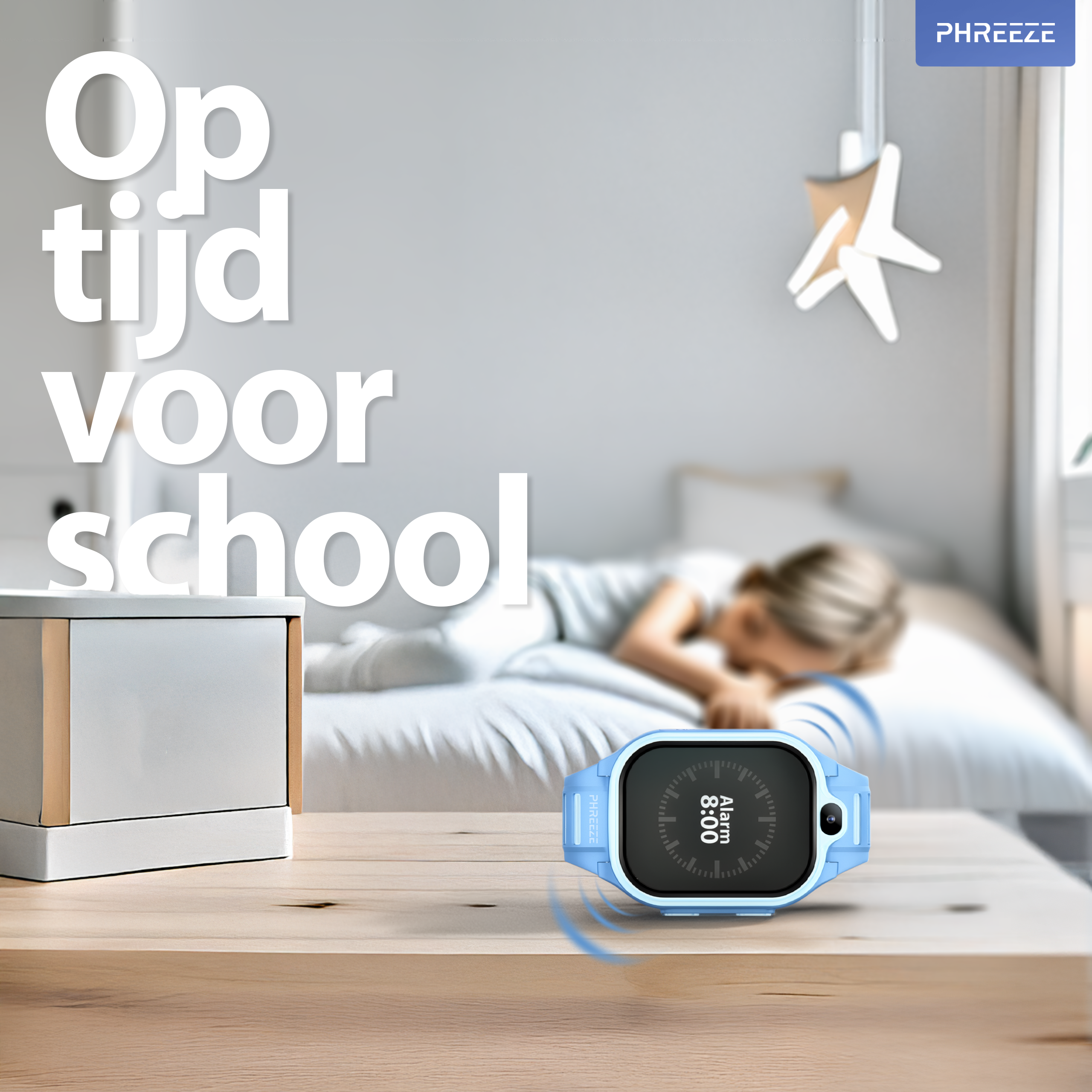 Een blauwe smartwatch met de tijd 8:00 op een houten tafel. De tekst erboven zegt 'Op tijd voor school'.