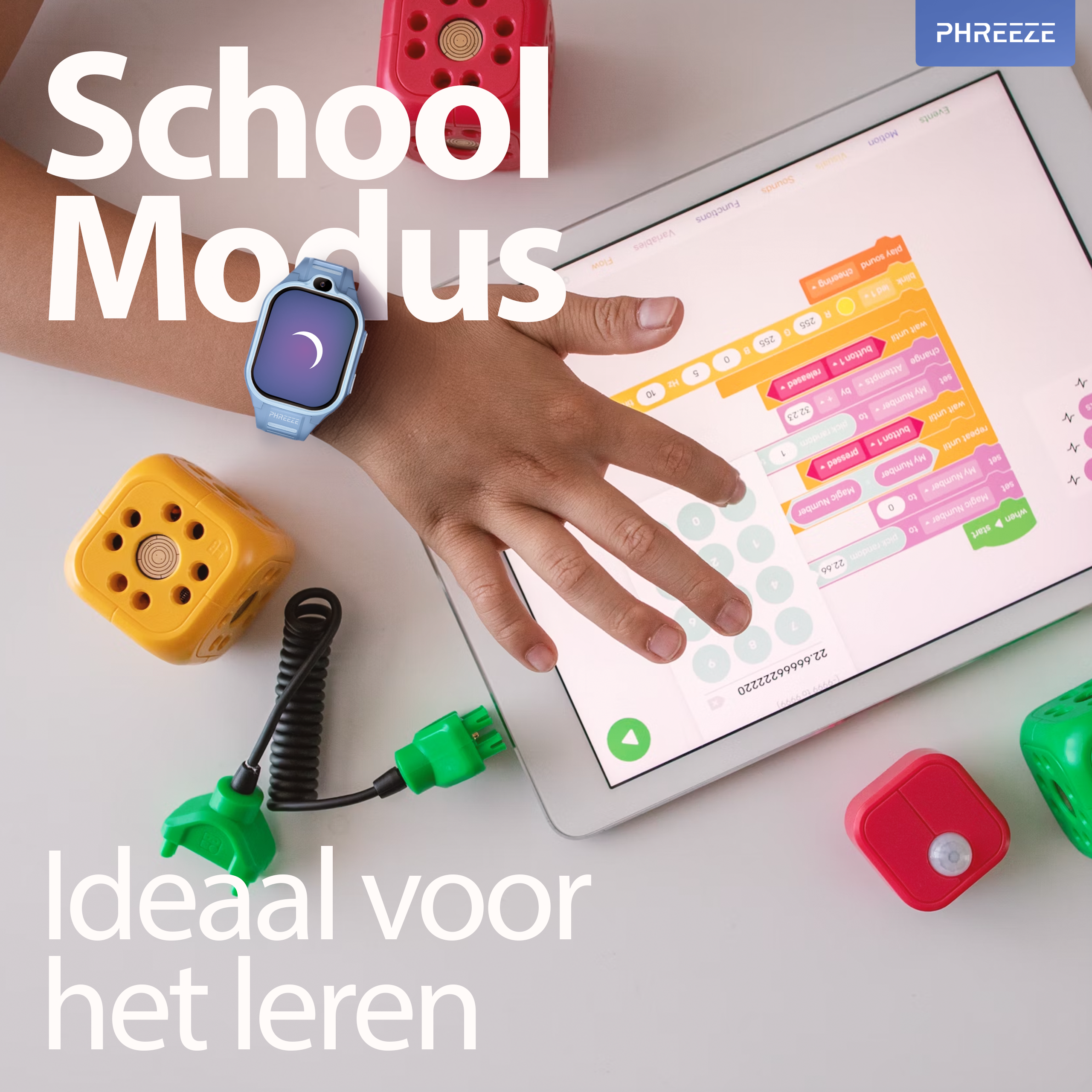 De hand van een kind interageert met een tablet met een codeerinterface. Kleurrijke blokken en een horloge zijn zichtbaar.