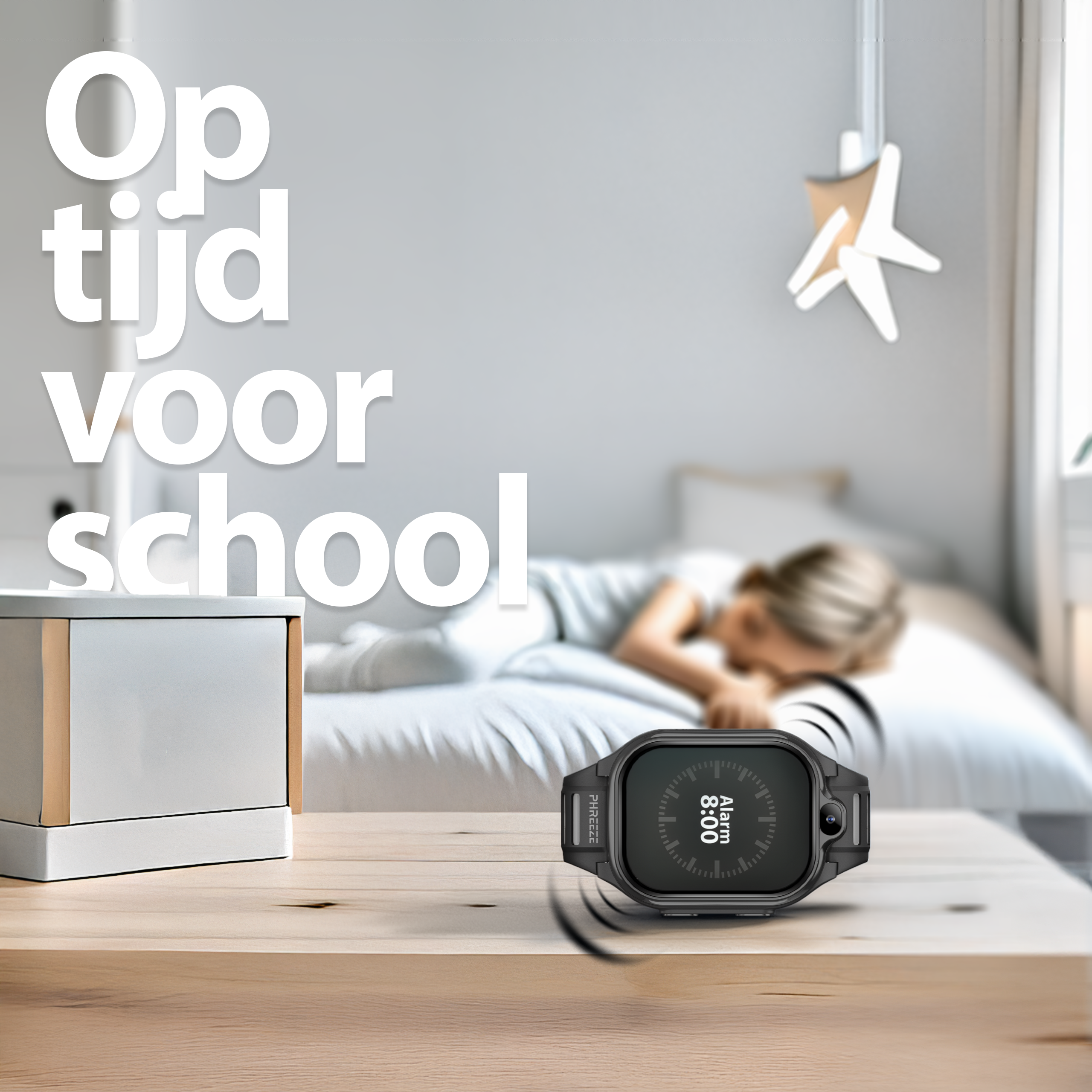 Een horloge met 8:00 alarm op een tafel, tekst 'Op tijd voor school', een slapende persoon op de achtergrond.