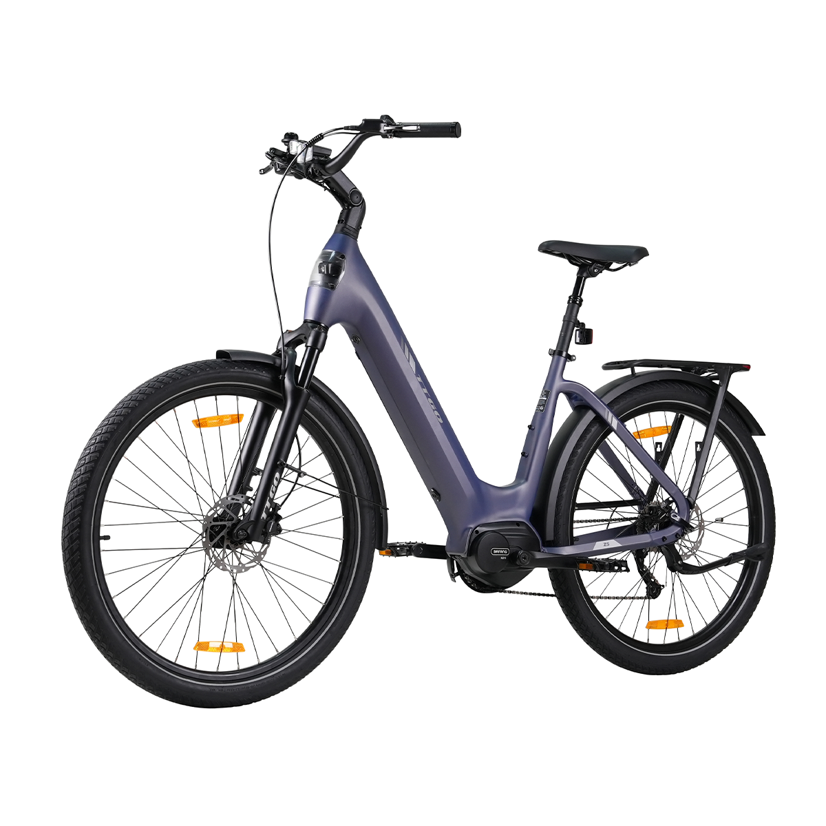 Fioletowo-czarny rower elektryczny na białym tle. Ma duże opony, tylny bagażnik i ramę z niskim prześwitem.