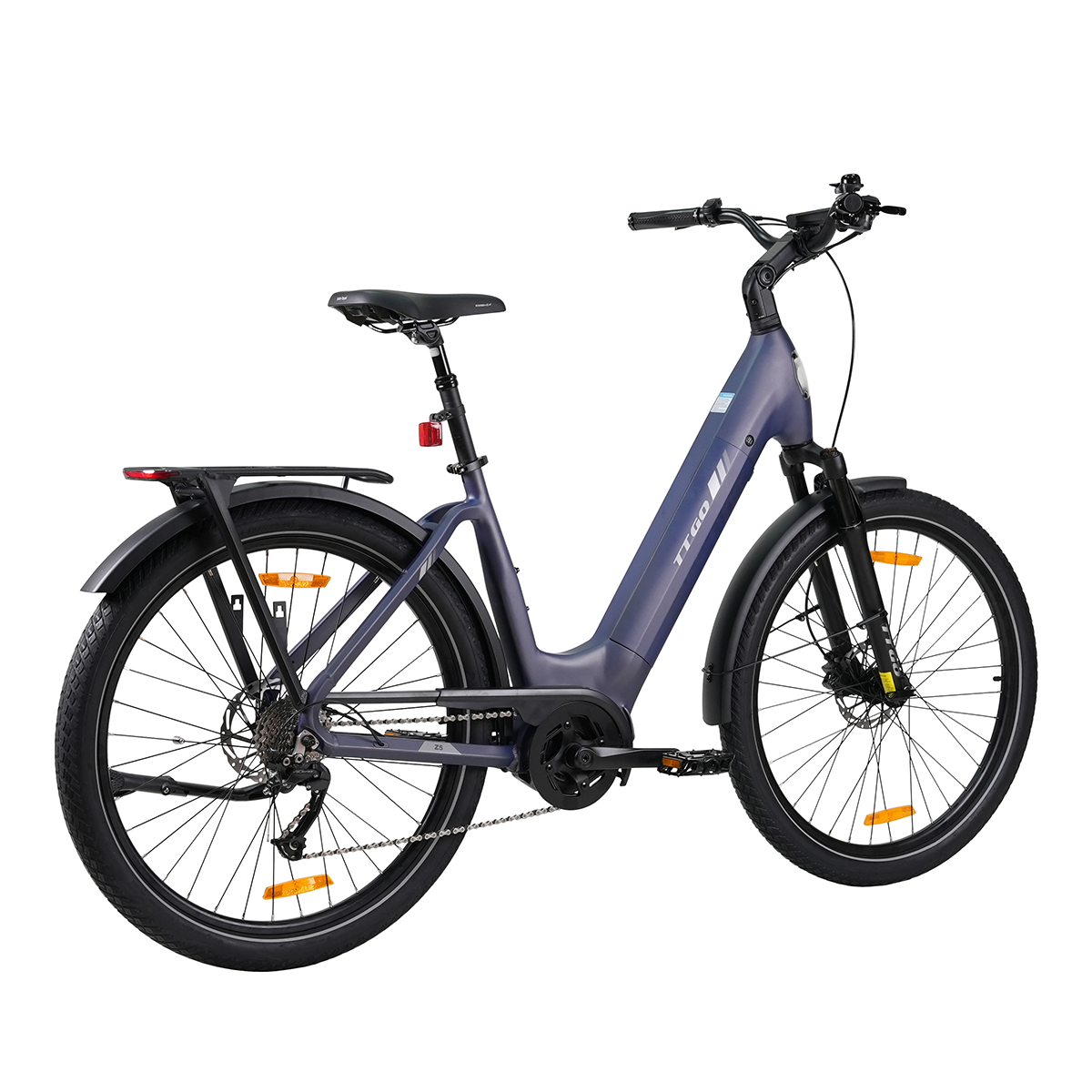 Niebieski rower elektryczny z czarnymi oponami, błotnikami i siodełkiem. Ma tylny bagażnik, światła i silnik. Tło jest białe.