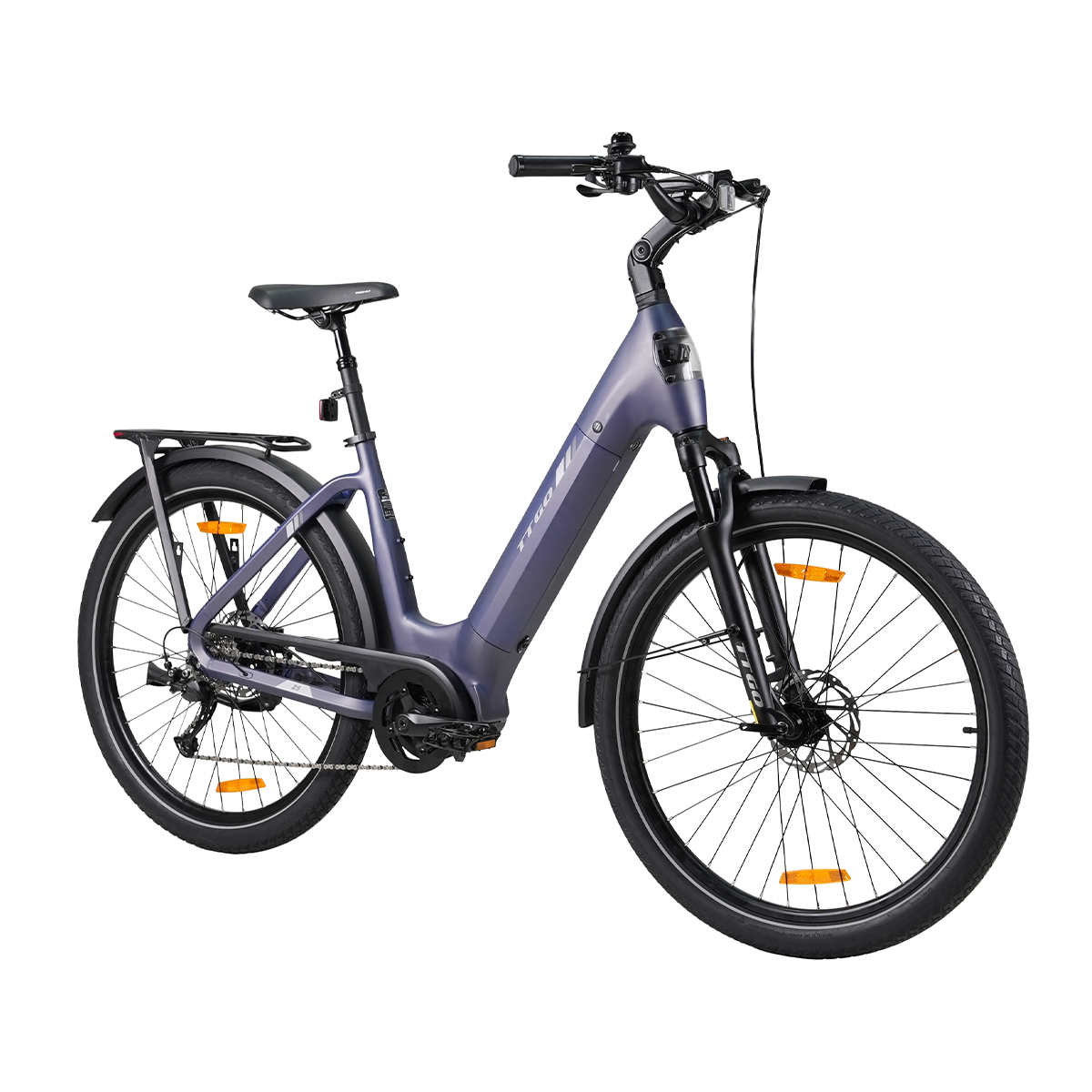 Fioletowo-czarny rower elektryczny na białym tle. Rower ma czarne opony, siodełko, kierownicę i bagażnik.