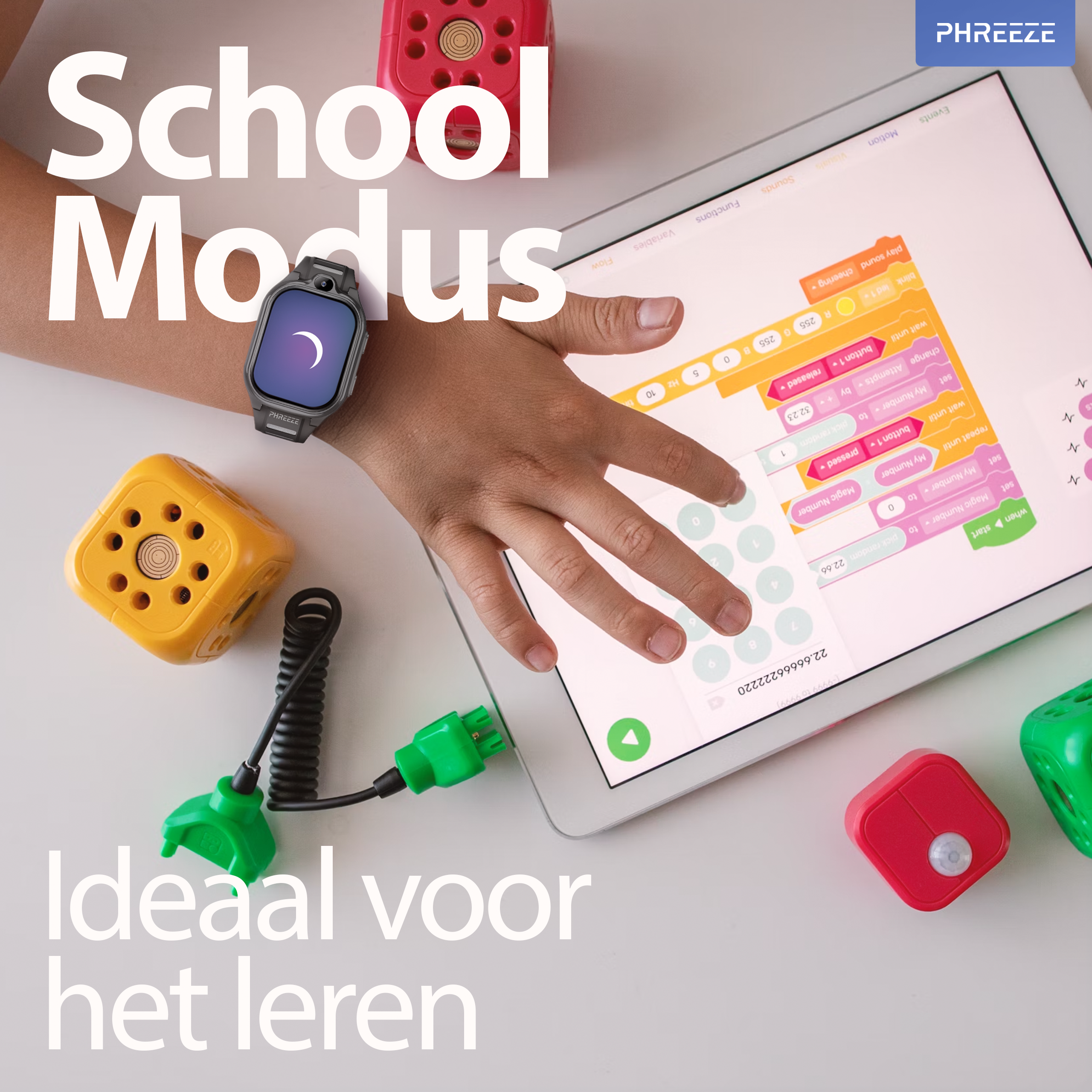 Een hand interageert met een tablet die code toont. Gekleurde blokken en kubussen omringen het, met de tekst 'School Modus'.