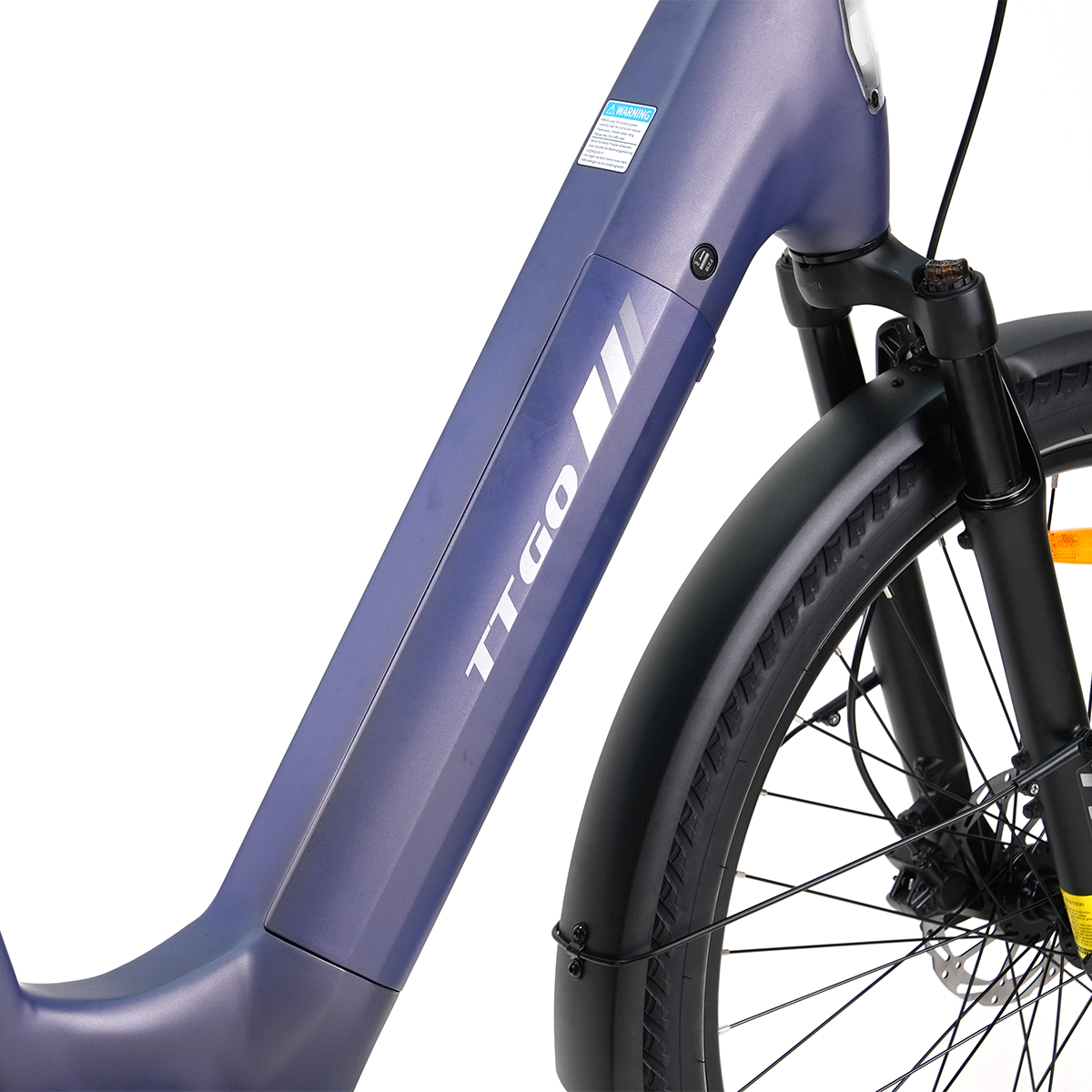 Zbliżenie niebieskiej ramy roweru elektrycznego z logo TTGO. Czarna opona, błotnik i zawieszenie widoczne na białym tle.