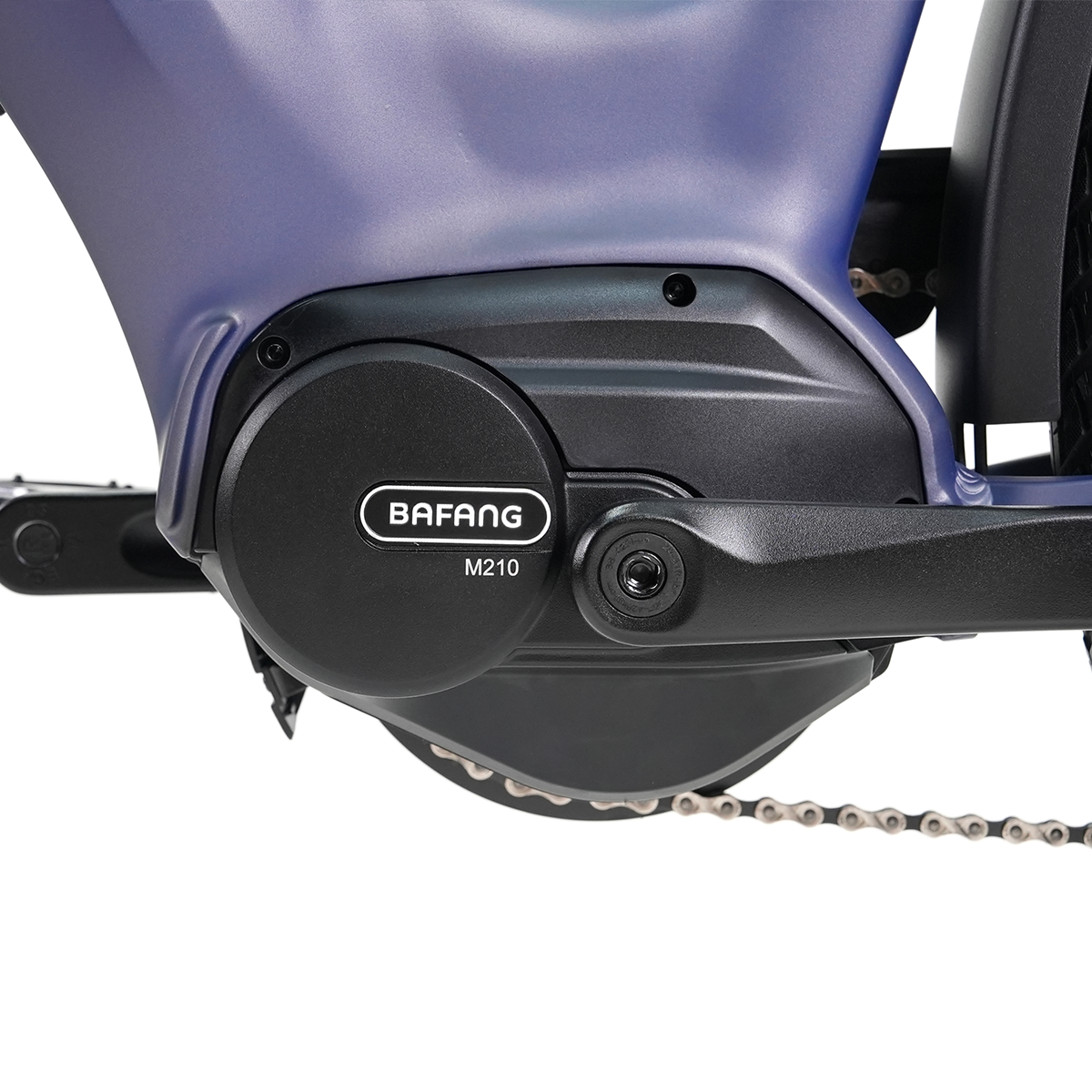 Zbliżenie czarnego silnika BAFANG M210 w rowerze. Rama roweru jest niebieska. Widoczny łańcuch i pedał.