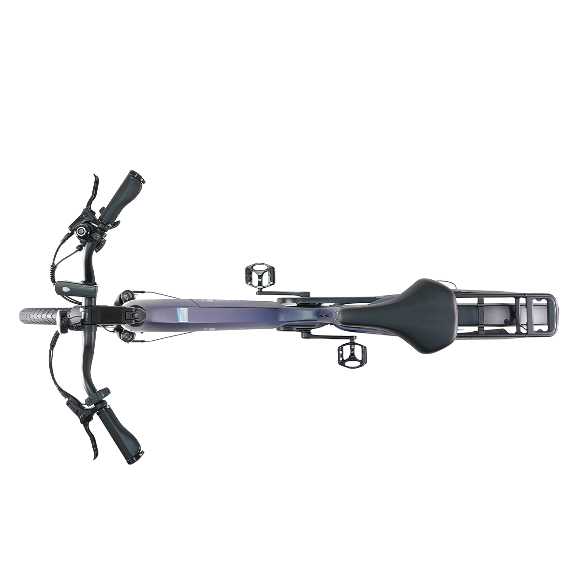 Widok z góry na szary rower elektryczny. Widoczne czarne siodełko, kierownica i bagażnik. Widoczne są również pedały i opony.