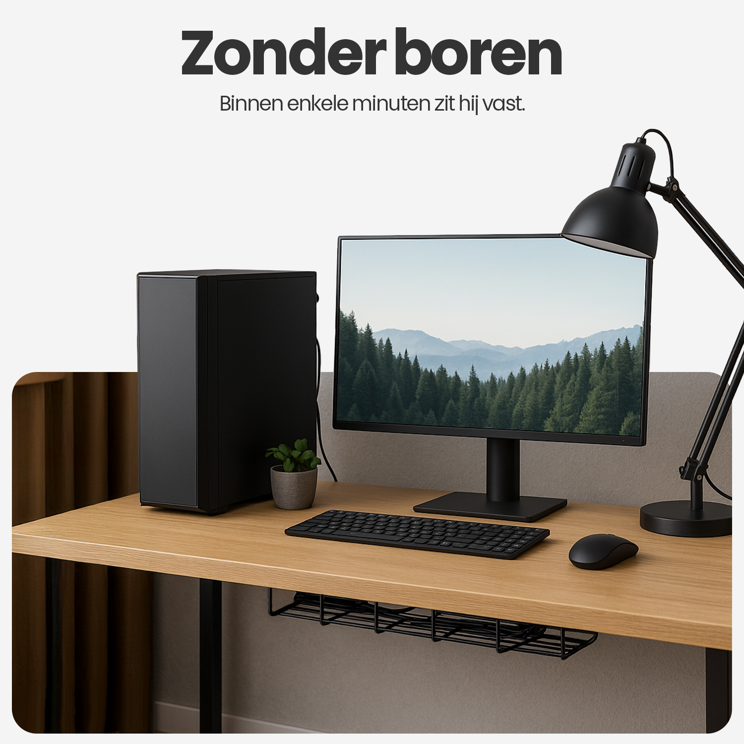 Een bureau met computer, toetsenbord, muis en lamp. Een kleine plant en een zwarte computertoren zijn ook aanwezig.
