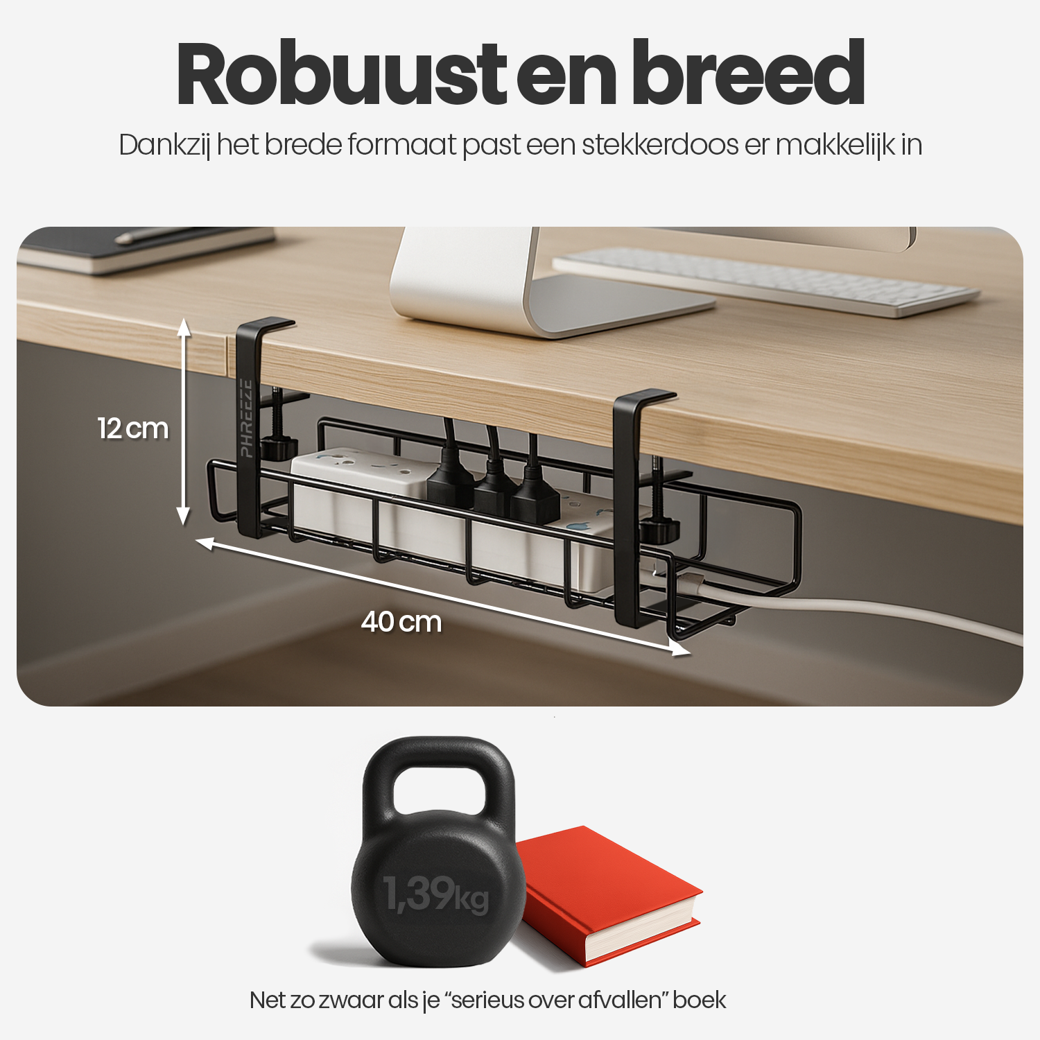 Een bureau organizer met een stekkerdoos, een kettlebell (1,39 kg) en een rood boek staan op een licht houten bureau.