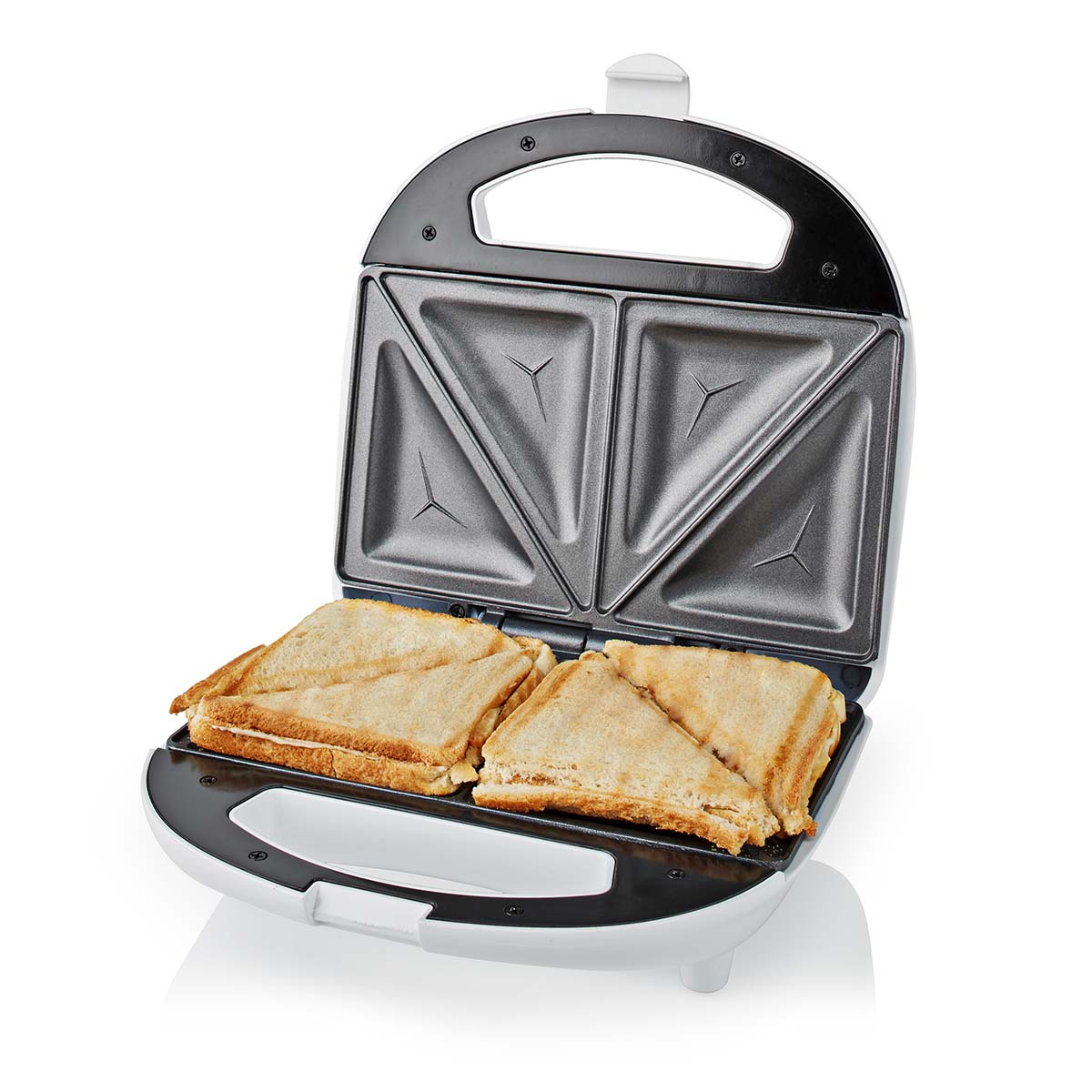 Ein weißer Sandwichmaker mit zwei Sandwiches. Der Deckel ist offen. Die Sandwiches sind getoastet und diagonal geschnitten.