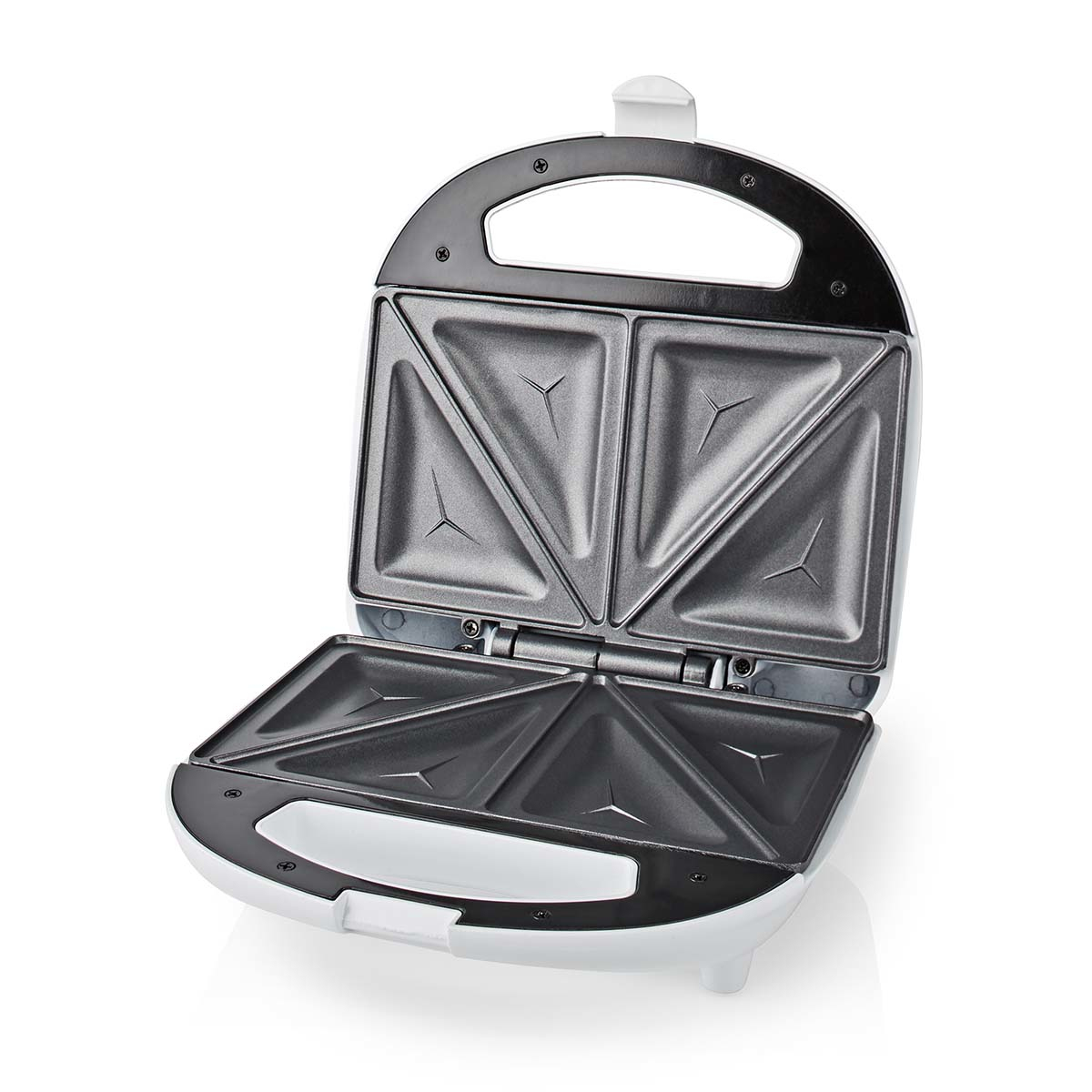 Offener weißer Sandwichmaker. Er hat schwarze Innenplatten, einen schwarzen Griff und eine weiße Basis. Die Platten sind dreieckig.
