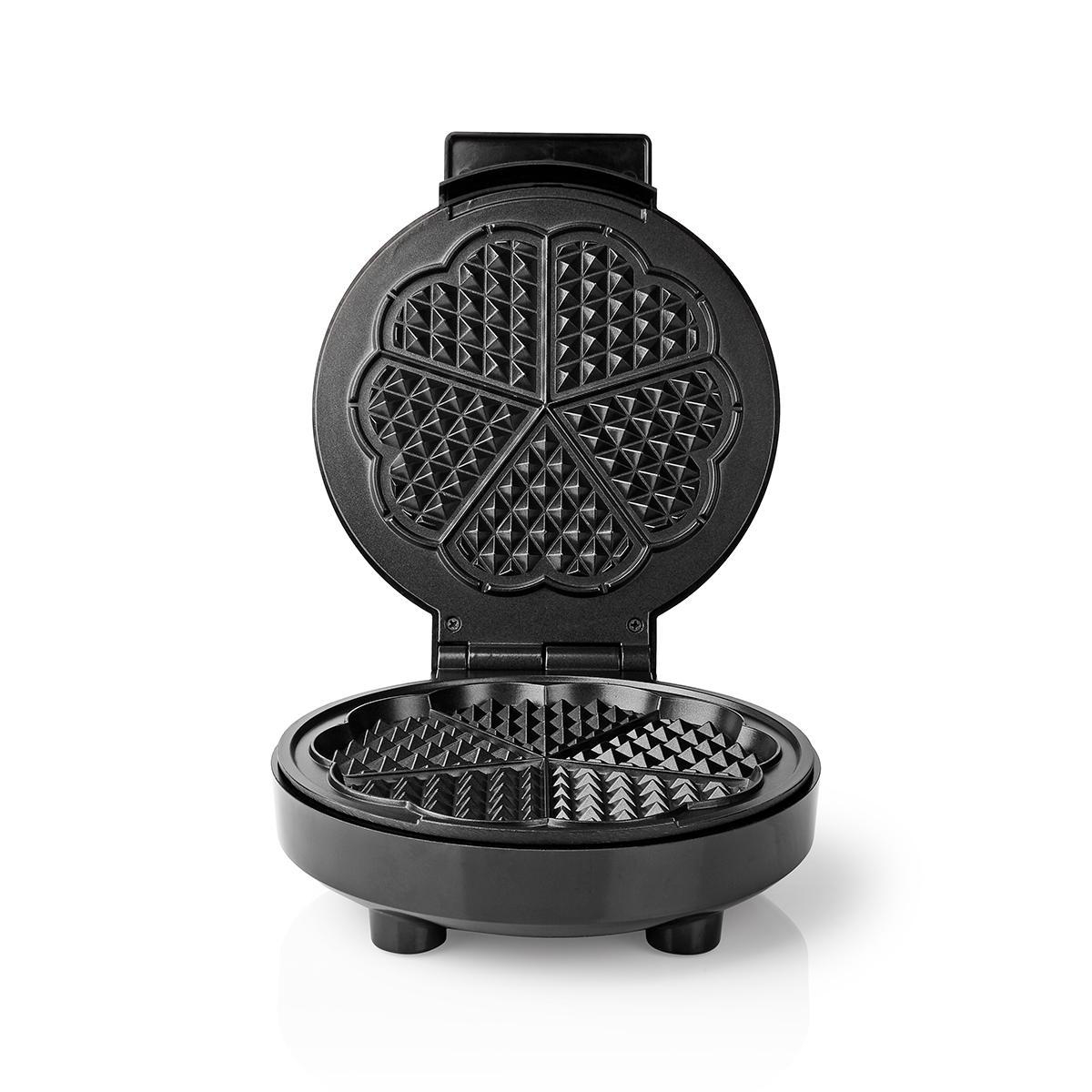 Una macchina per waffle nera, aperta. La parte superiore è a forma di cuore con griglie per waffle, la parte inferiore ha un design simile. Su sfondo bianco.