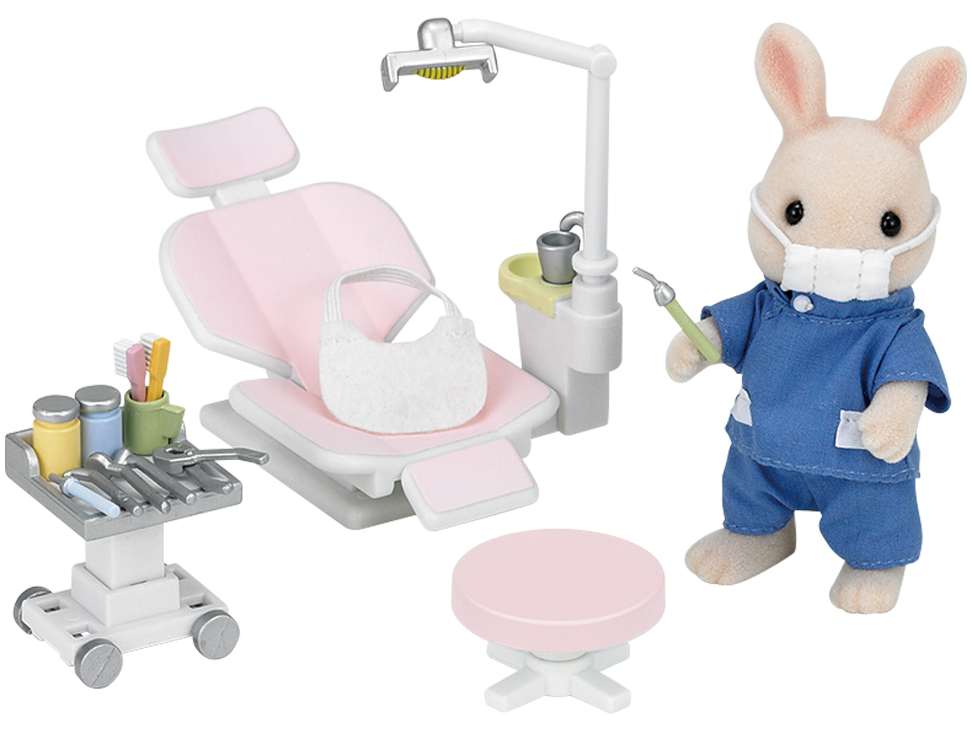 Uno studio dentistico giocattolo con un coniglietto dottore. Include una sedia, strumenti, una lampada e uno sgabello. Il coniglio indossa una maschera e un camice.