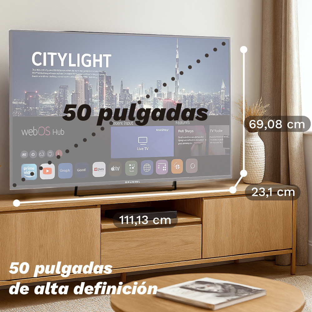 Un televisor de 50 pulgadas muestra un horizonte urbano. Está sobre un mueble de madera con un jarrón y una mesa de café. Se muestran dimensiones.