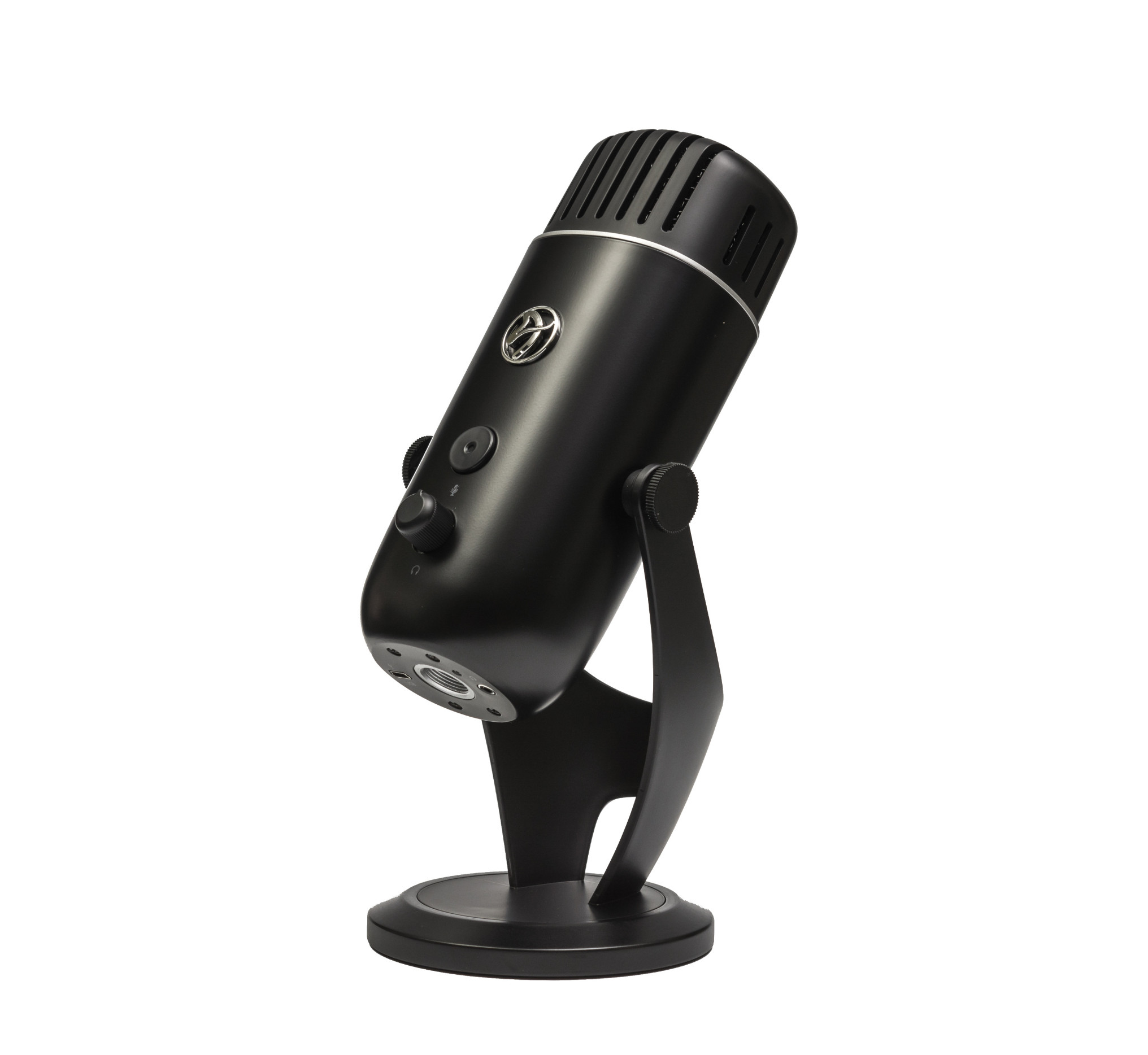 Een zwarte microfoon op een standaard. Het heeft knoppen en een knop. De achtergrond is wit.