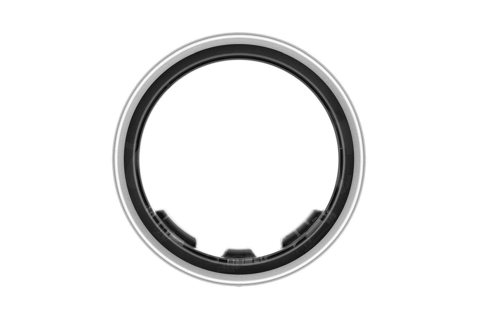 Nahaufnahme eines silbernen Rings mit schwarzem Innenraum, vor weißem Hintergrund.